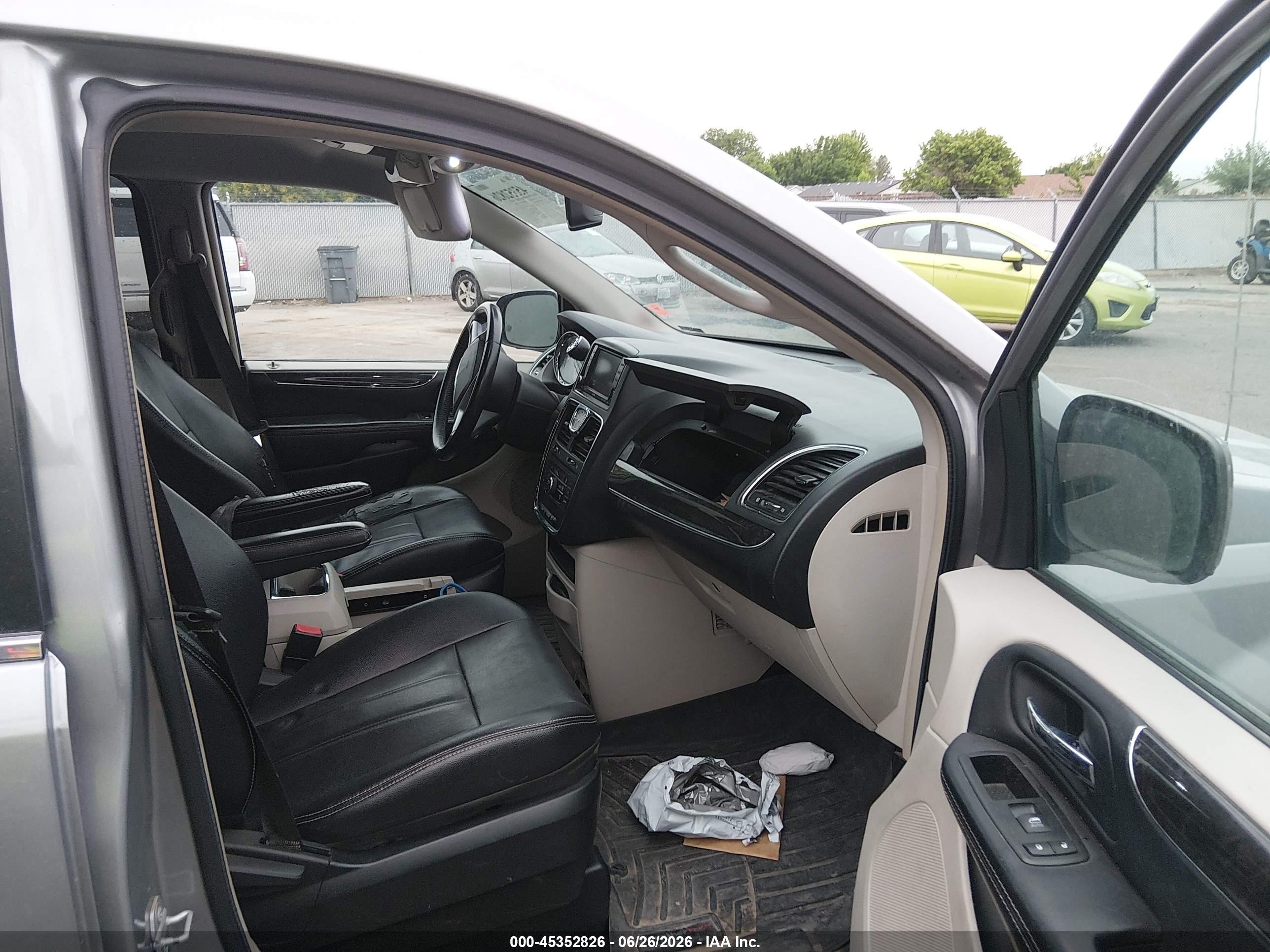2015 Chrysler Town & Country Touring Silver vin: 2C4RC1BG1FR637766