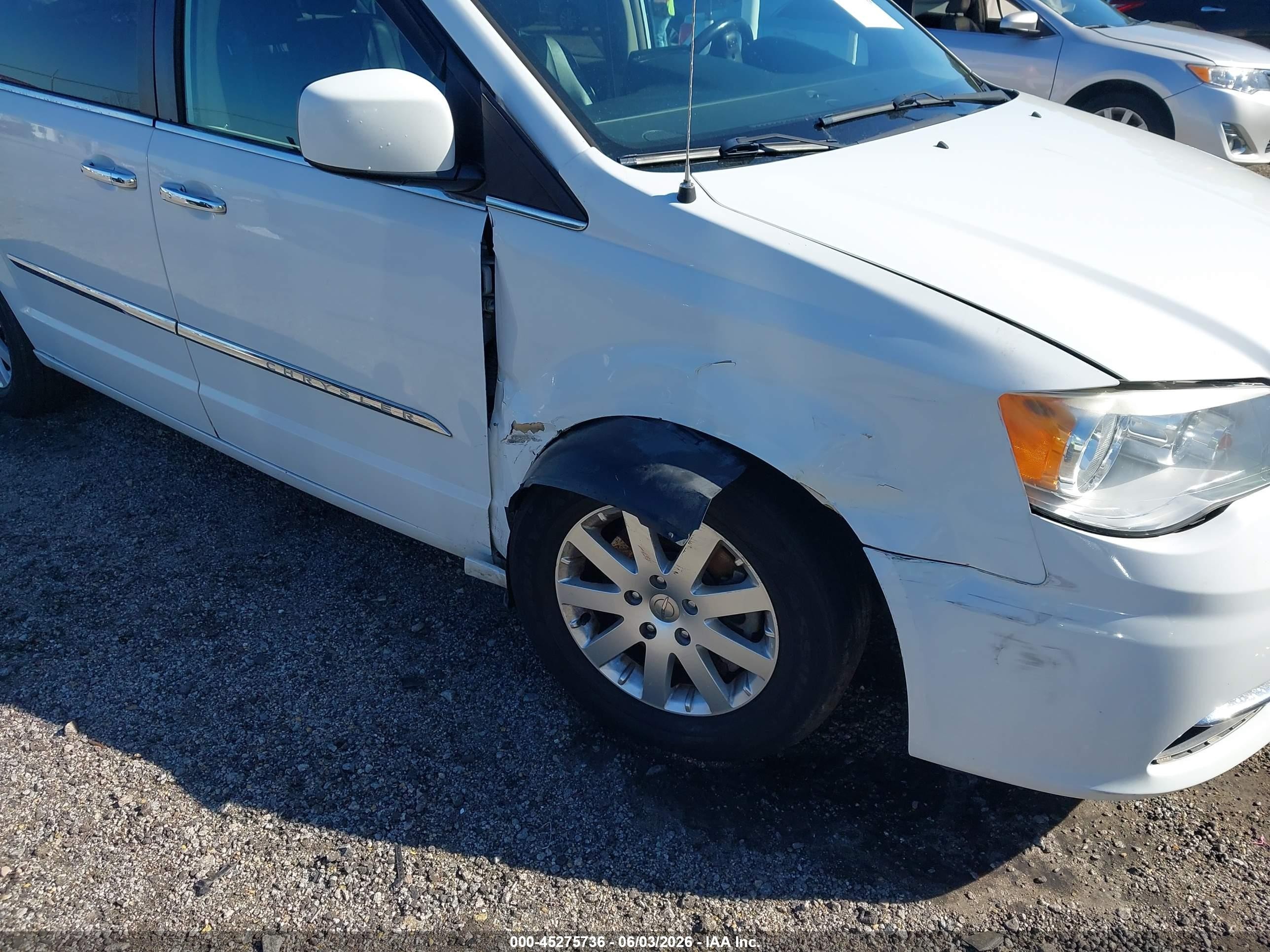 2015 Chrysler Town & Country Touring White vin: 2C4RC1BG1FR638206