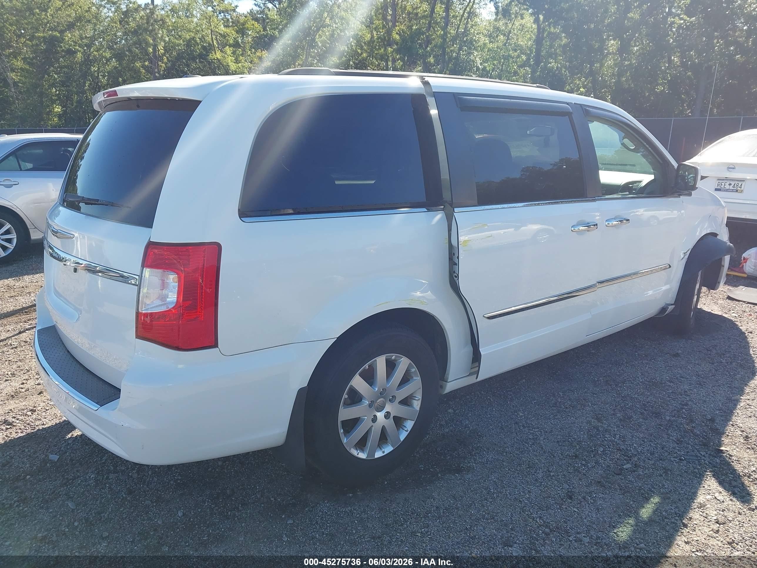 2015 Chrysler Town & Country Touring White vin: 2C4RC1BG1FR638206