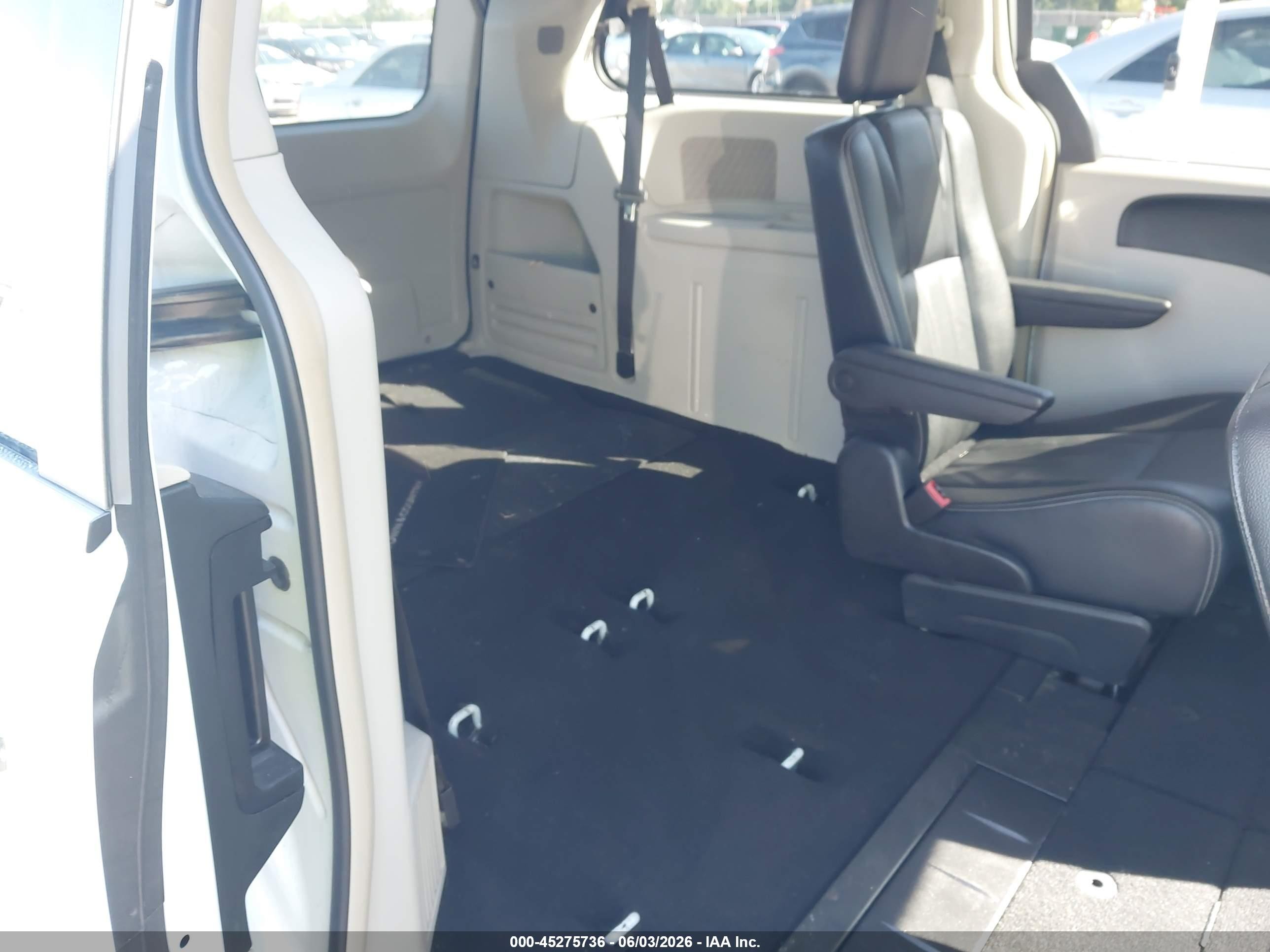 2015 Chrysler Town & Country Touring White vin: 2C4RC1BG1FR638206