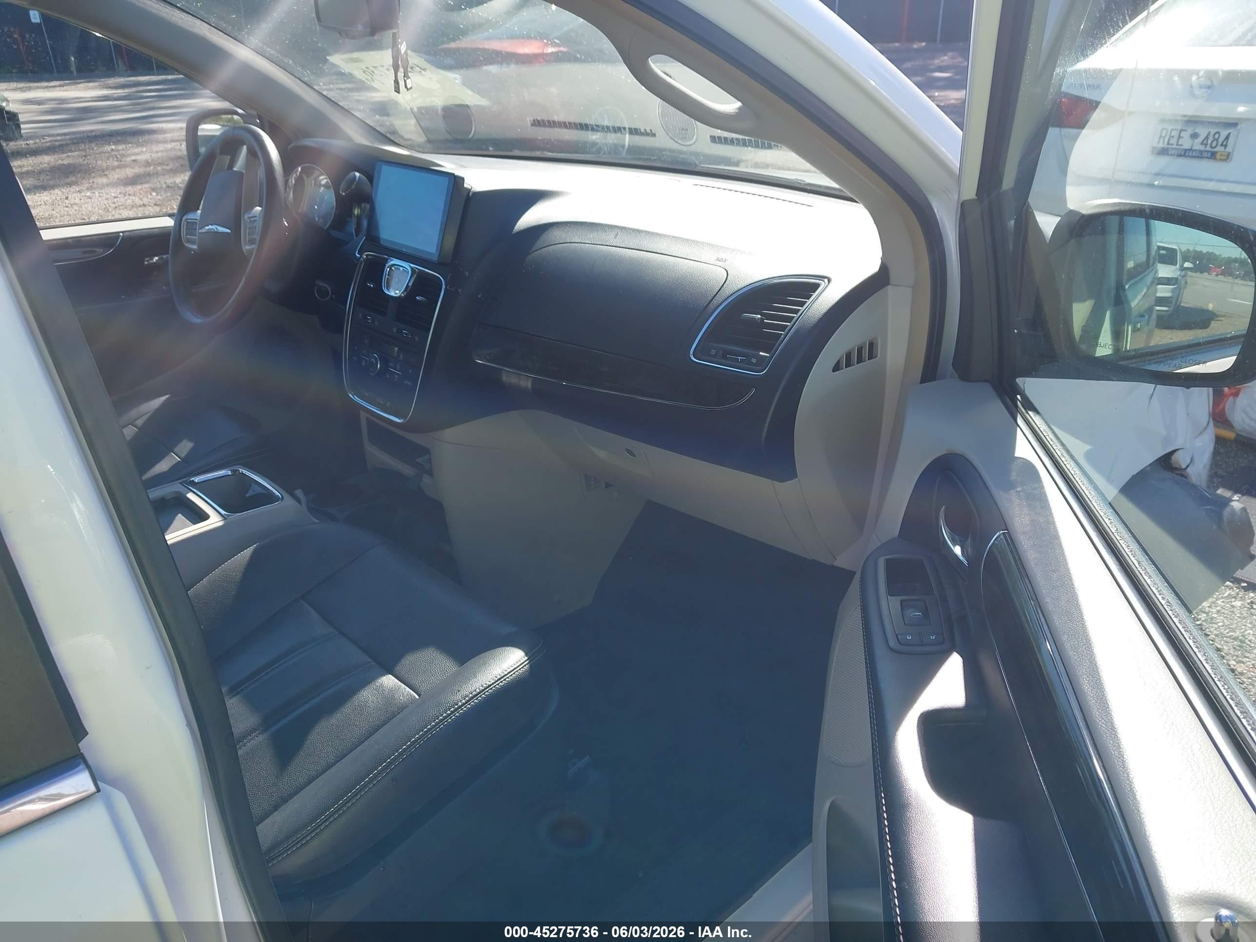 2015 Chrysler Town & Country Touring White vin: 2C4RC1BG1FR638206