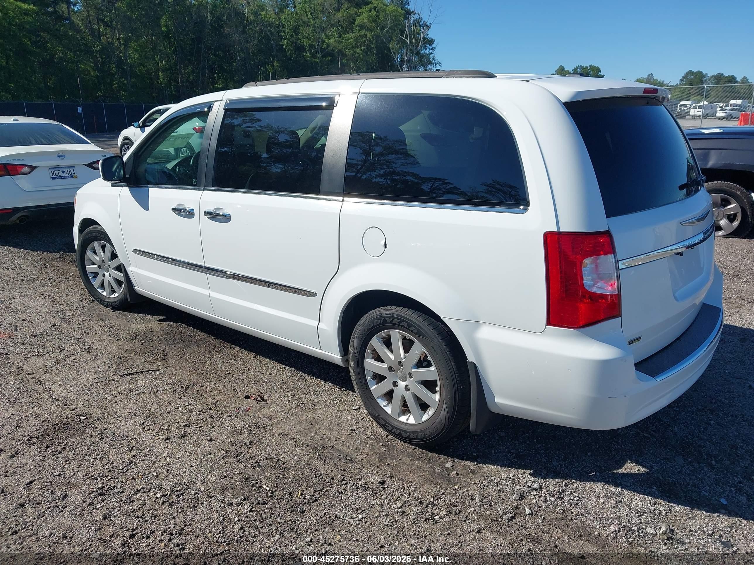 2015 Chrysler Town & Country Touring White vin: 2C4RC1BG1FR638206