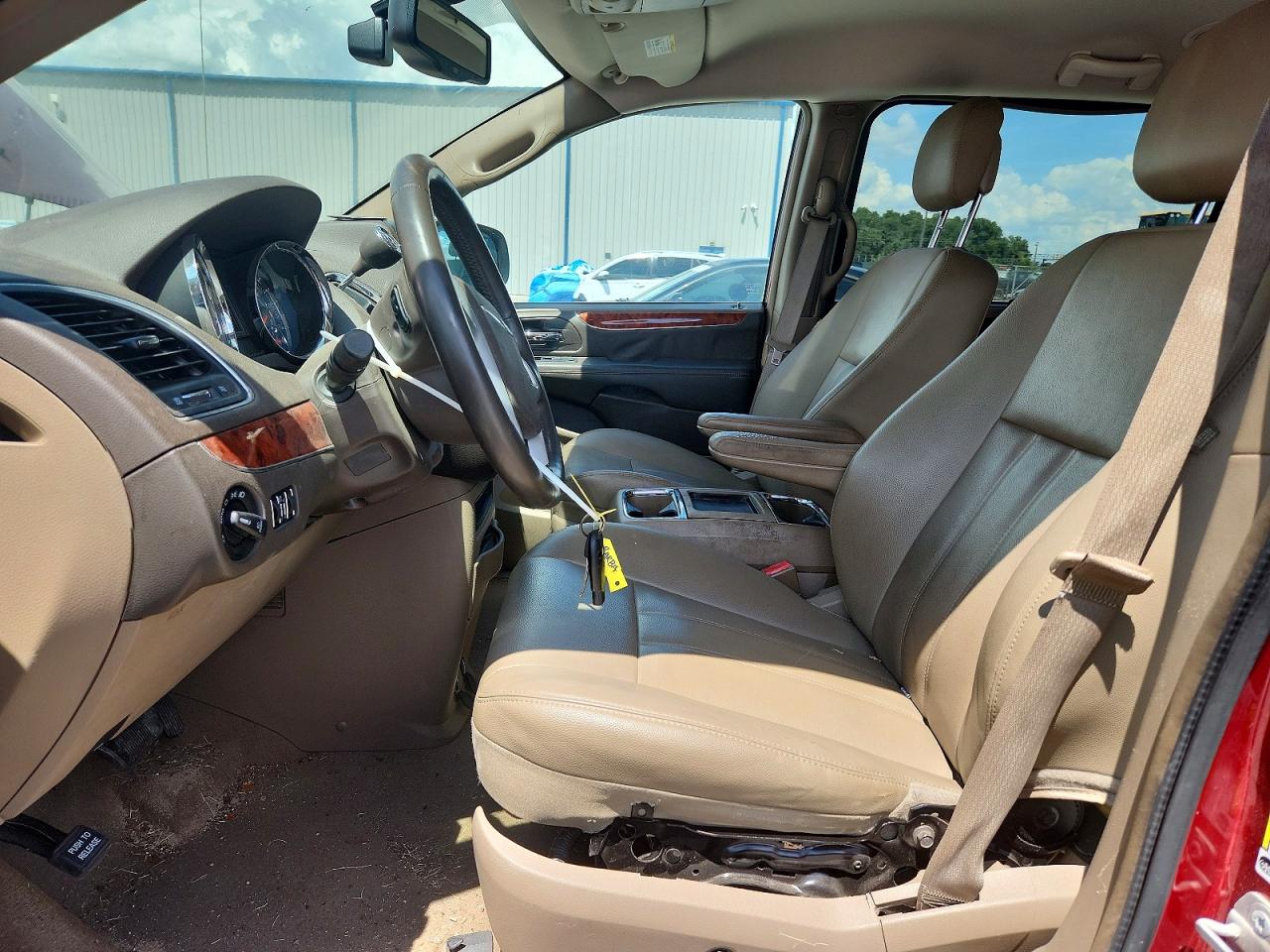 2015 Chrysler Town & Country Touring Red vin: 2C4RC1BG1FR752920