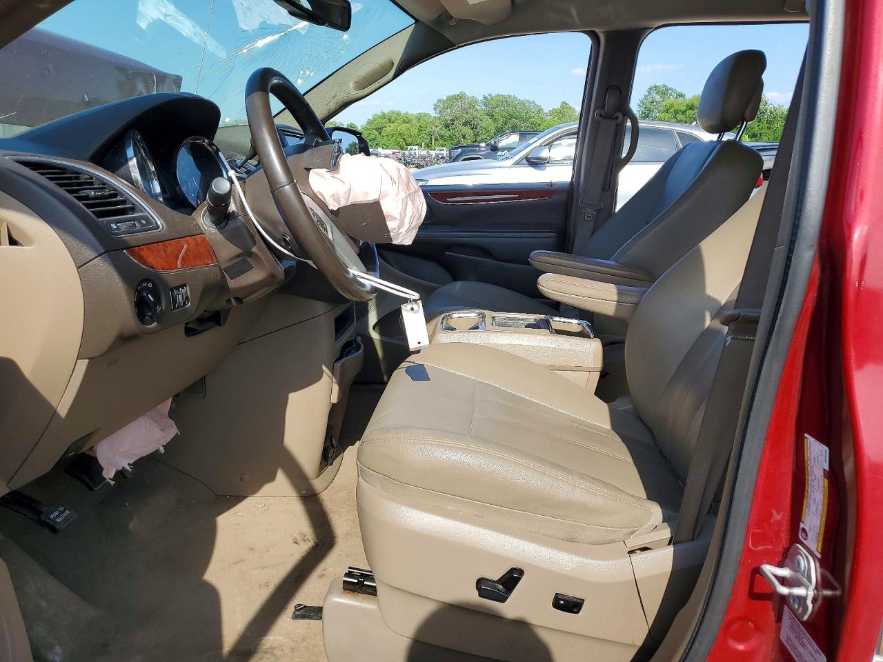 2016 Chrysler Town & Country Touring Red vin: 2C4RC1BG1GR294846