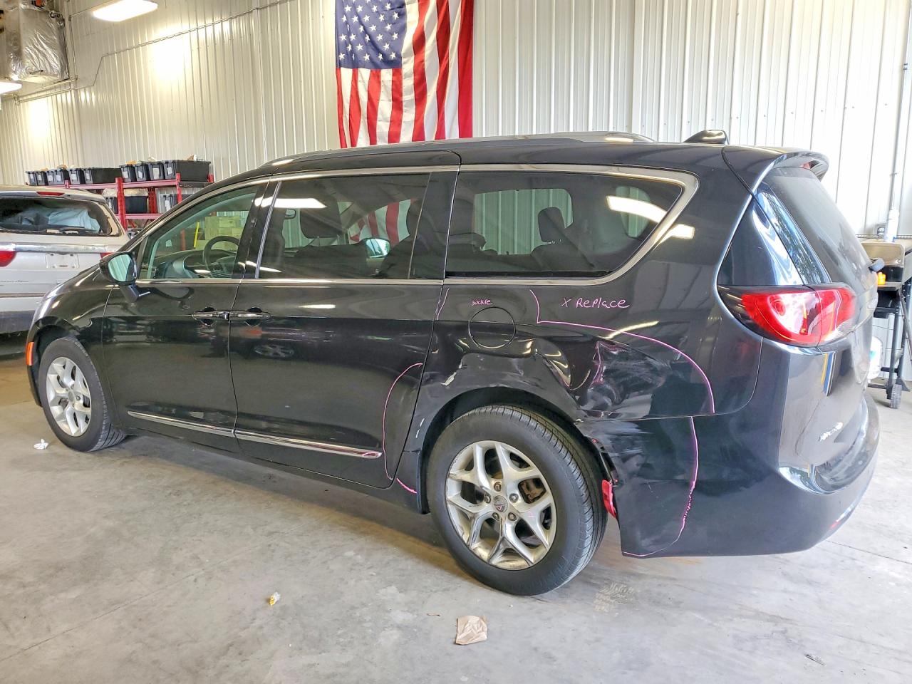 2018 Chrysler Pacifica Touring L Black vin: 2C4RC1BG1JR103871