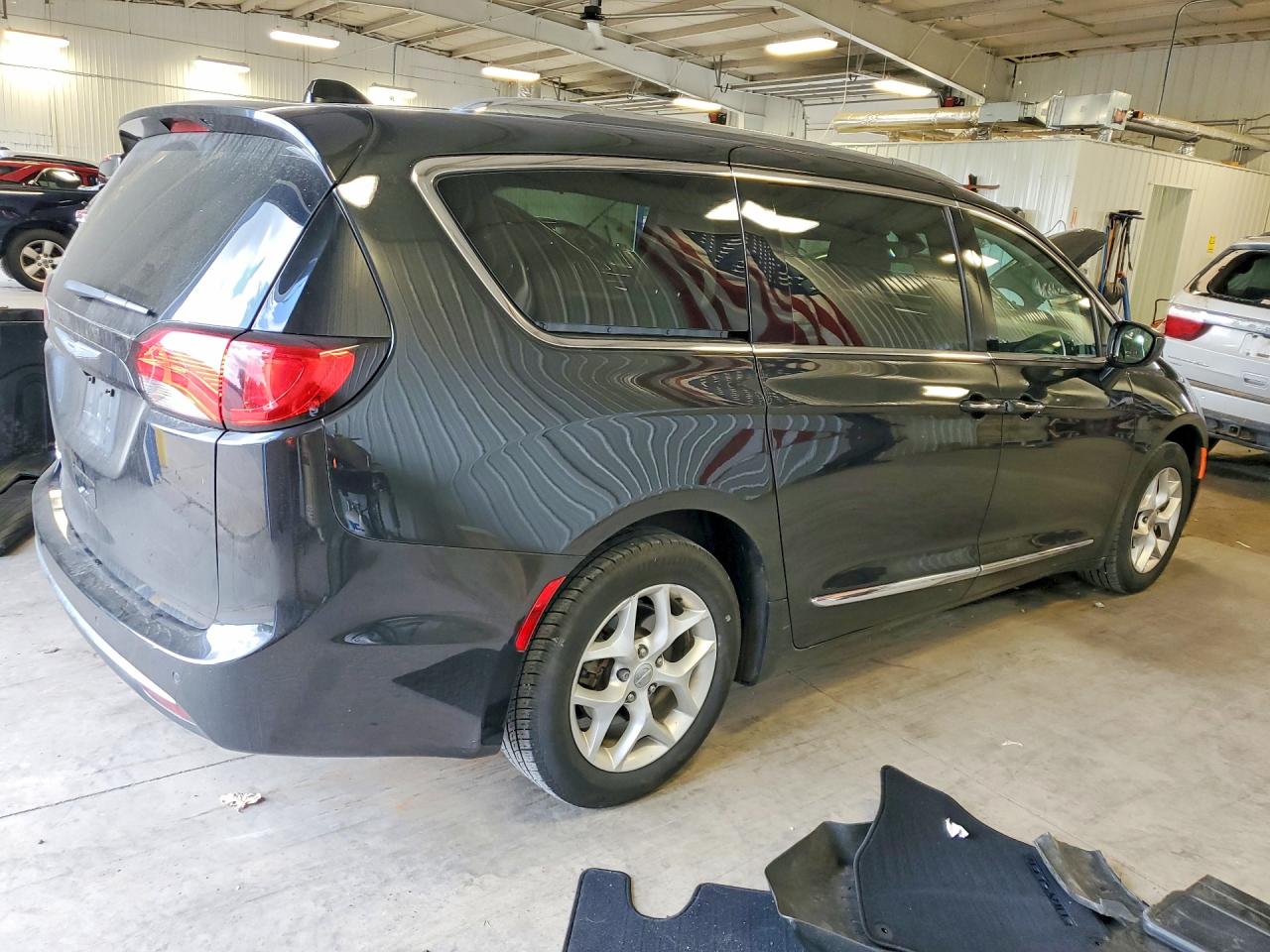 2018 Chrysler Pacifica Touring L Black vin: 2C4RC1BG1JR103871