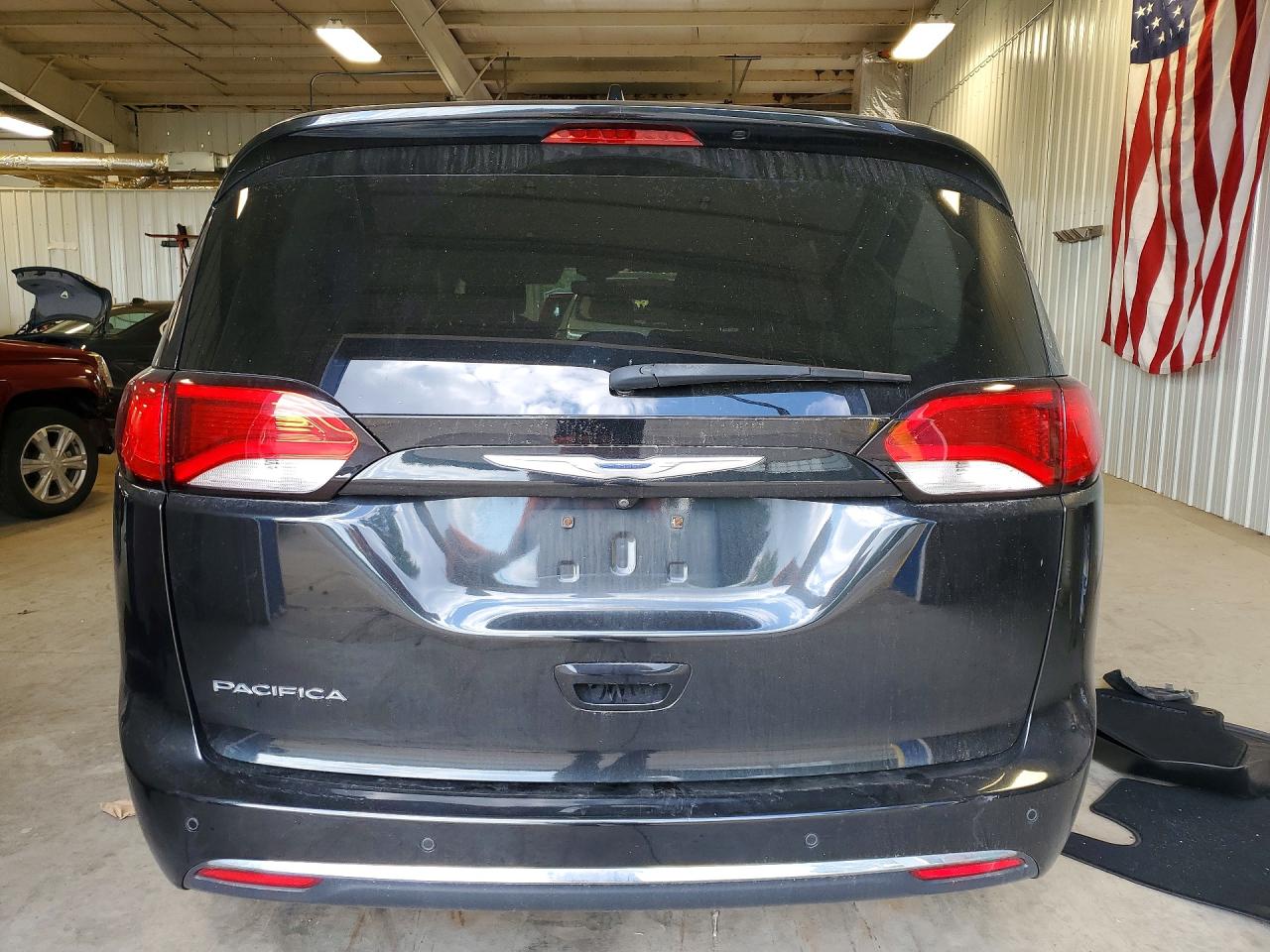 2018 Chrysler Pacifica Touring L Black vin: 2C4RC1BG1JR103871