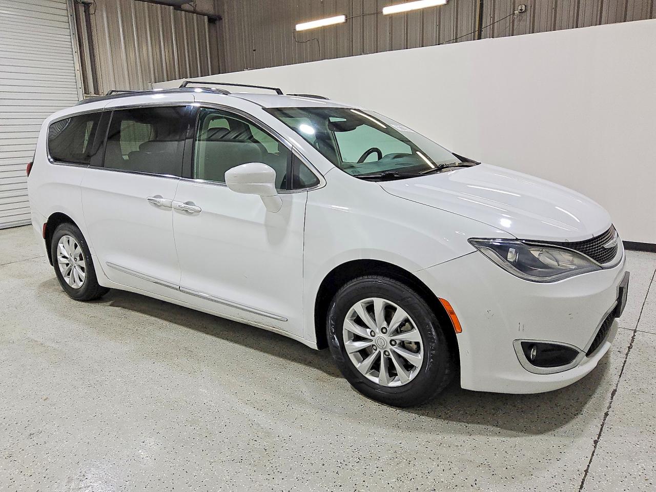 2019 Chrysler Pacifica Touring L Белый vin: 2C4RC1BG1KR624980