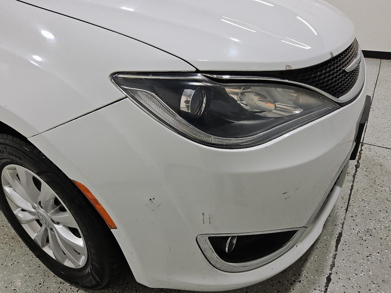 2019 Chrysler Pacifica Touring L Белый vin: 2C4RC1BG1KR624980 Damage: Front Bumper, Previous Repair, Substandard Repair