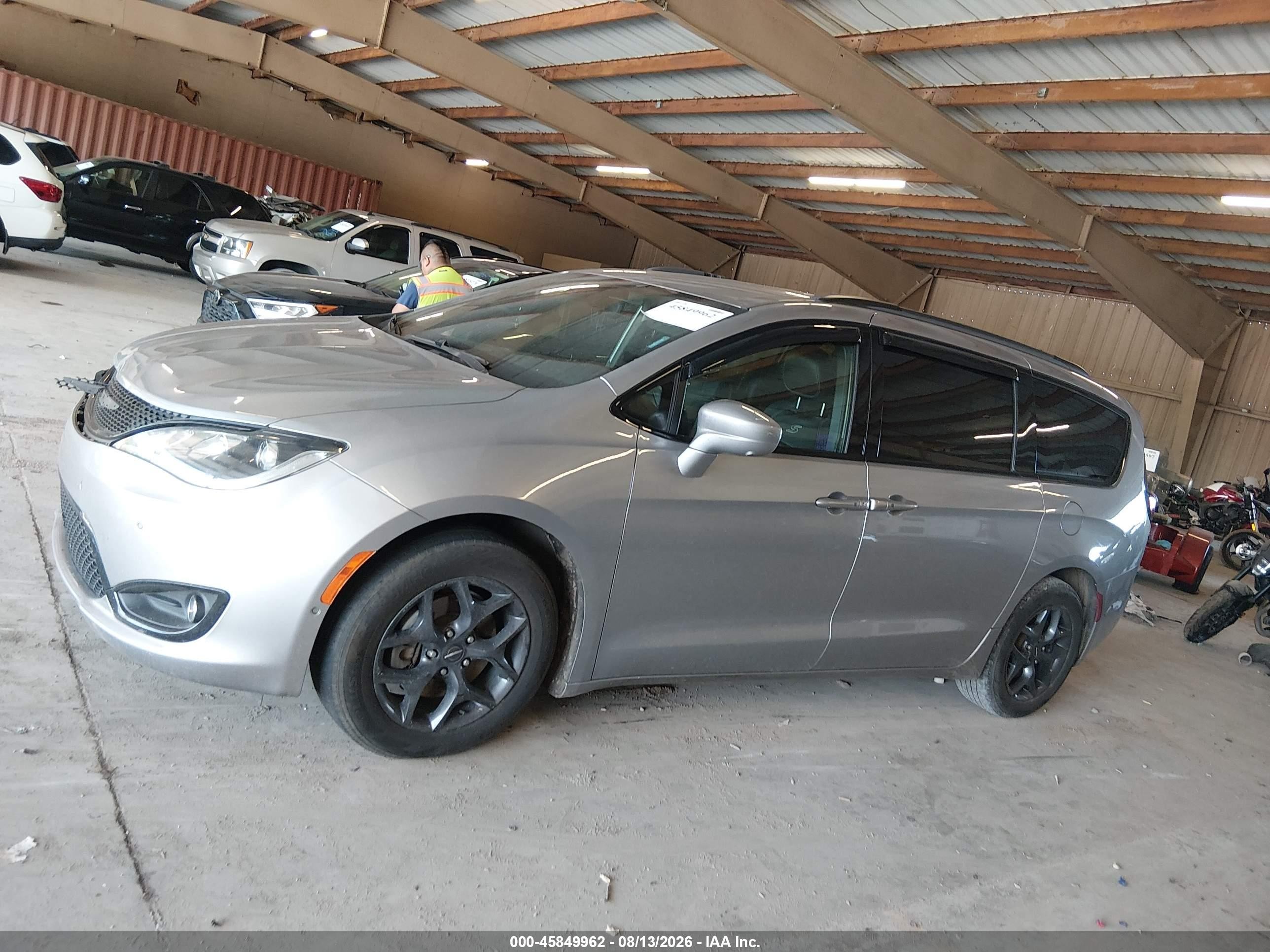 2020 Chrysler Pacifica Touring L Silver vin: 2C4RC1BG1LR233068