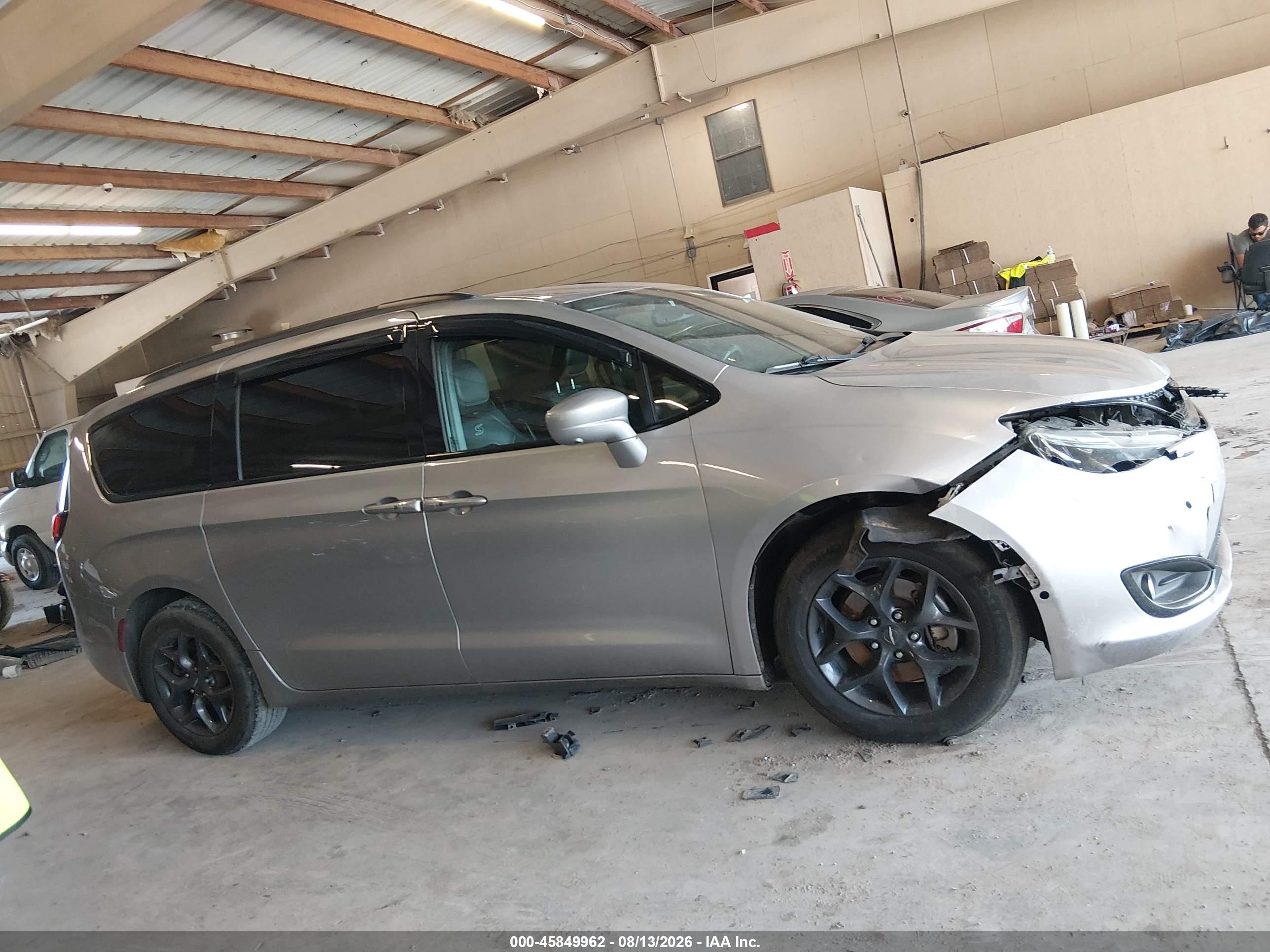 2020 Chrysler Pacifica Touring L Silver vin: 2C4RC1BG1LR233068