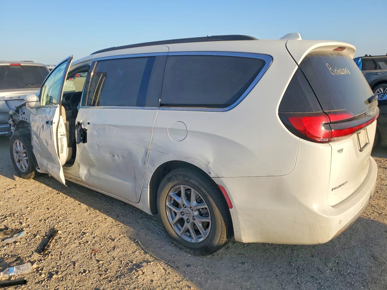 2022 Chrysler Pacifica Touring L White vin: 2C4RC1BG1NR109675