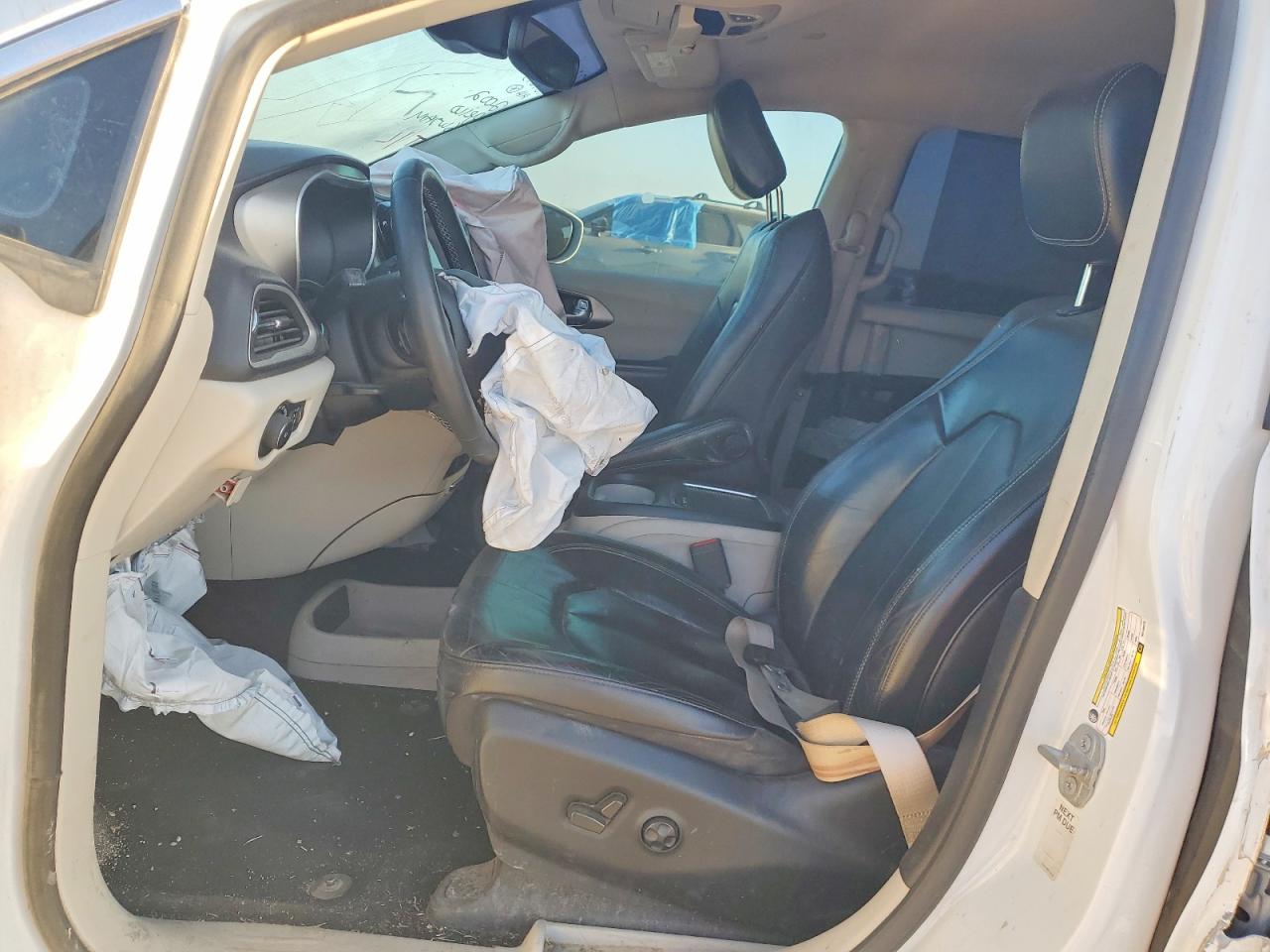 2022 Chrysler Pacifica Touring L White vin: 2C4RC1BG1NR109675