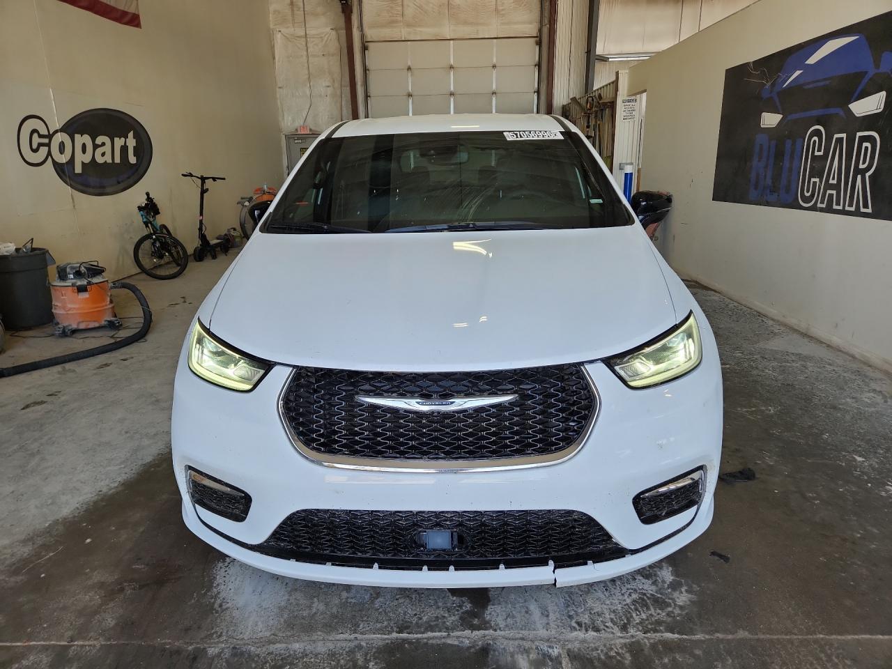 2026 Chrysler Pacifica Select Белый vin: 2C4RC1BG1TR228453 Damage: Front Bumper, Broken, Replacement Required
