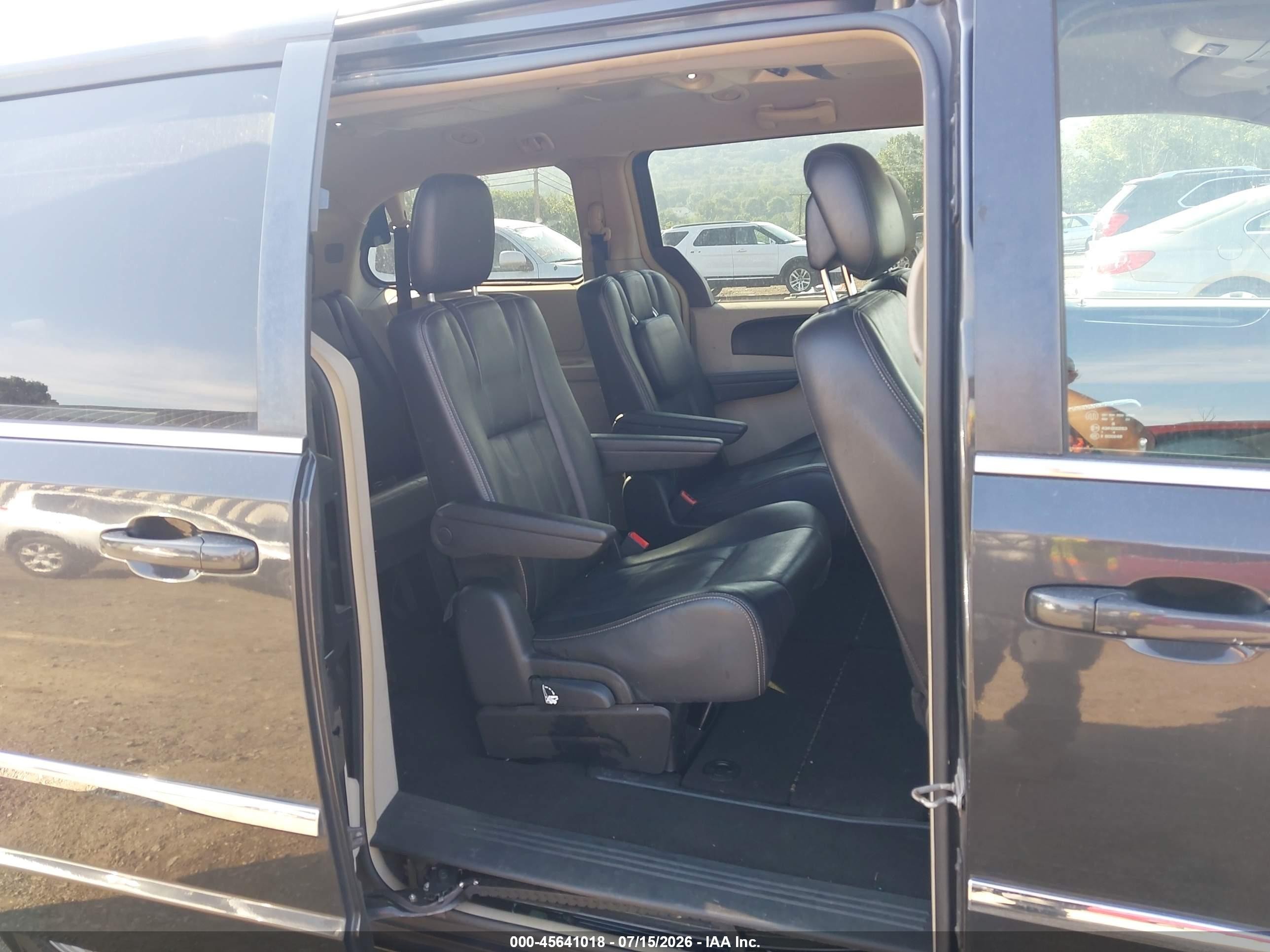 2012 Chrysler Town & Country Touring Green vin: 2C4RC1BG2CR375039
