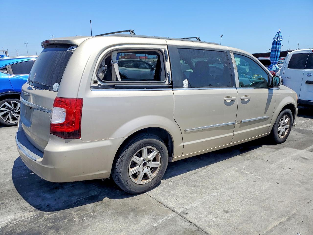 2013 Chrysler Town & Country Touring Beige vin: 2C4RC1BG2DR554800