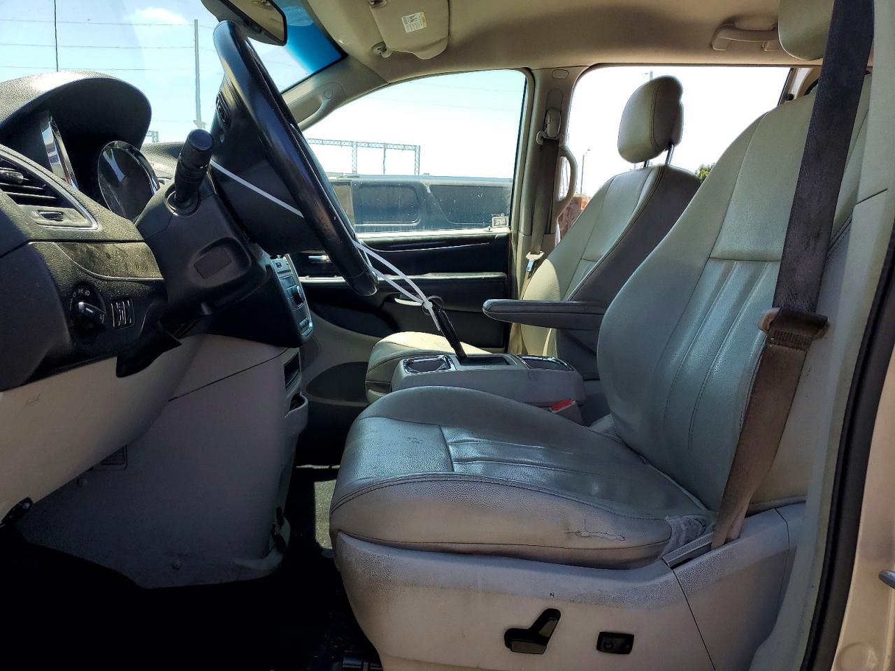 2013 Chrysler Town & Country Touring Beige vin: 2C4RC1BG2DR554800