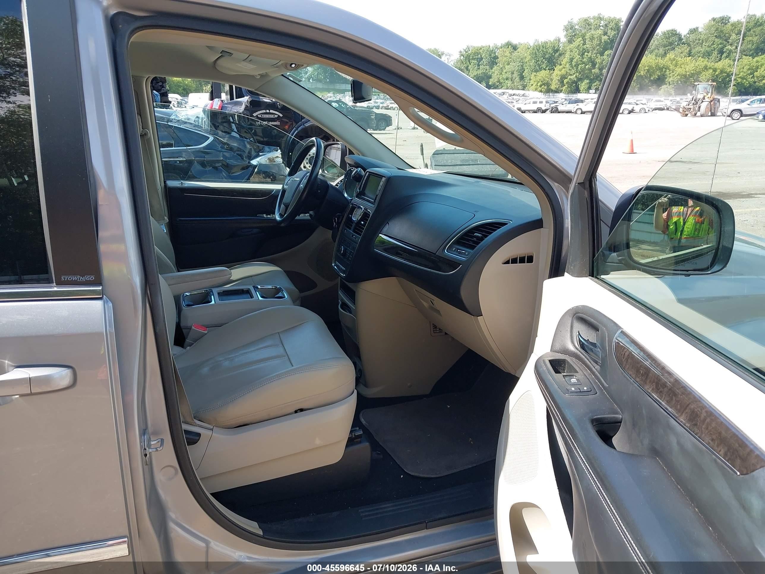 2013 Chrysler Town & Country Touring Silver vin: 2C4RC1BG2DR577574