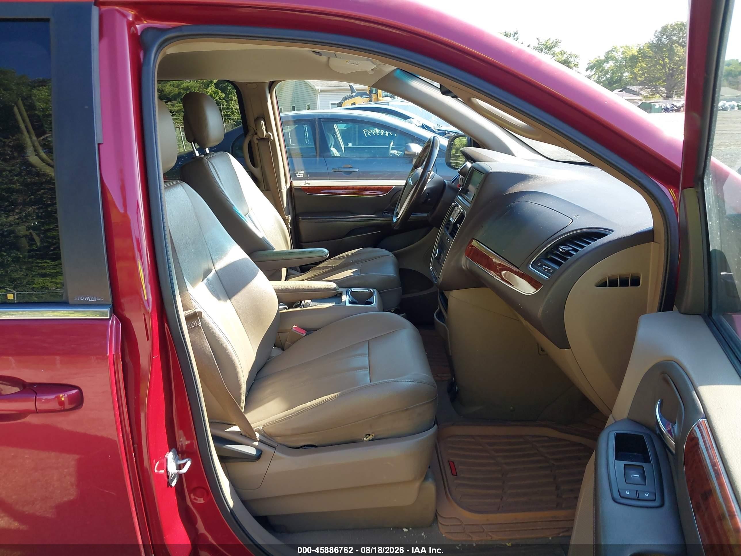 2013 Chrysler Town & Country Touring Red vin: 2C4RC1BG2DR604062