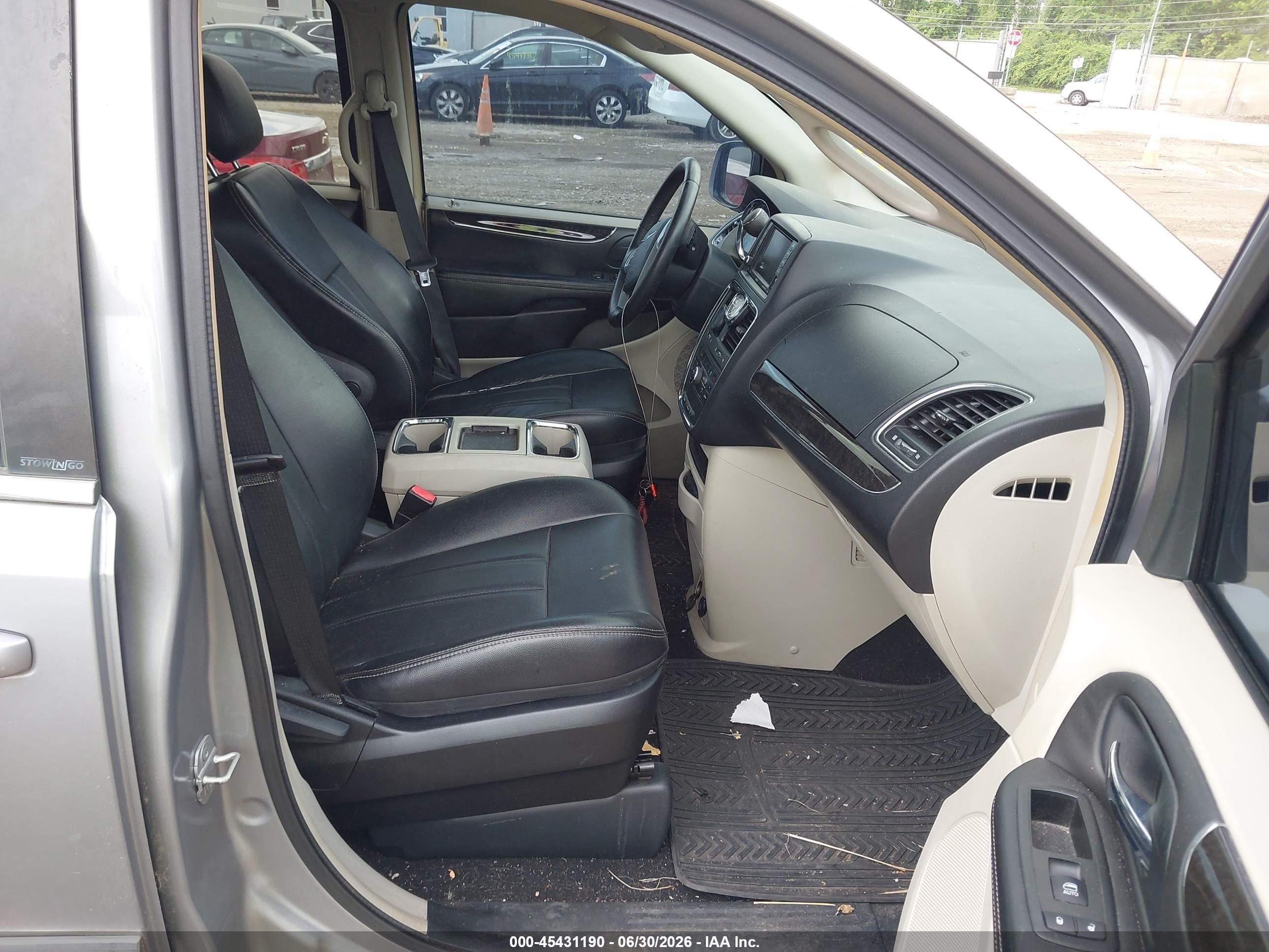 2013 Chrysler Town & Country Touring Silver vin: 2C4RC1BG2DR692031