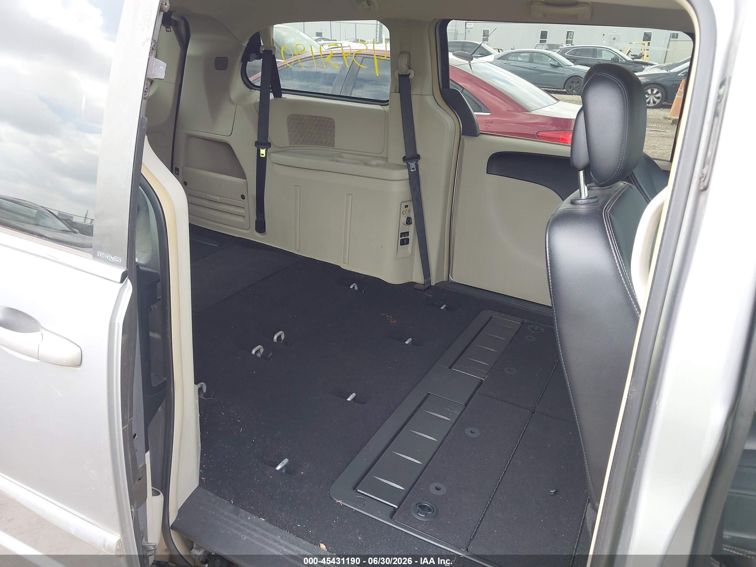 2013 Chrysler Town & Country Touring Silver vin: 2C4RC1BG2DR692031