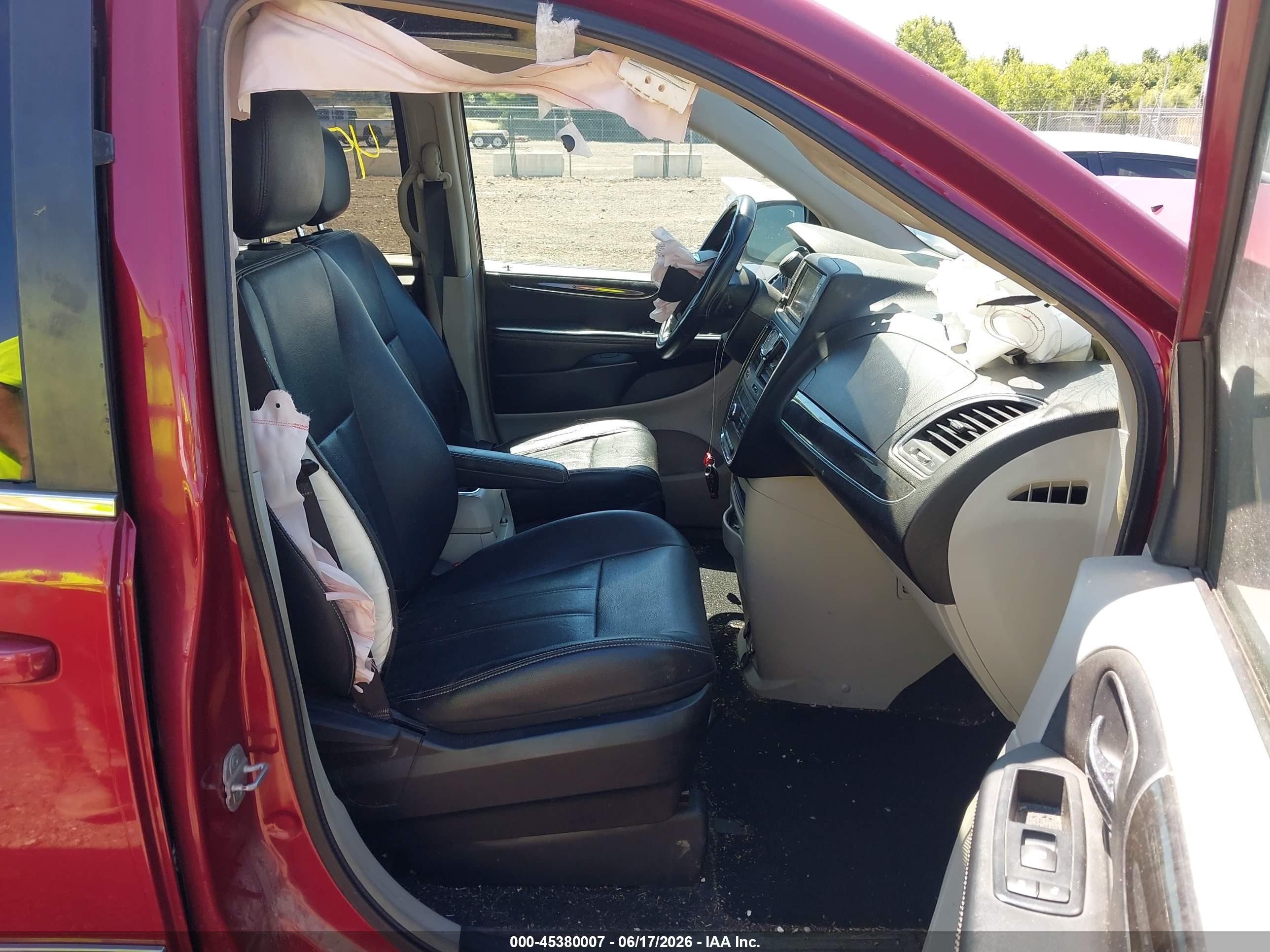 2013 Chrysler Town & Country Touring Red vin: 2C4RC1BG2DR767083