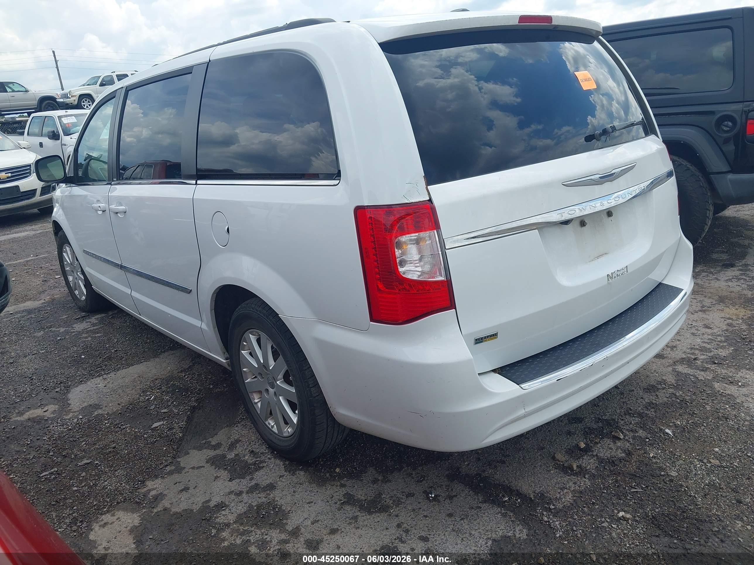 2014 Chrysler Town & Country Touring White vin: 2C4RC1BG2ER294156