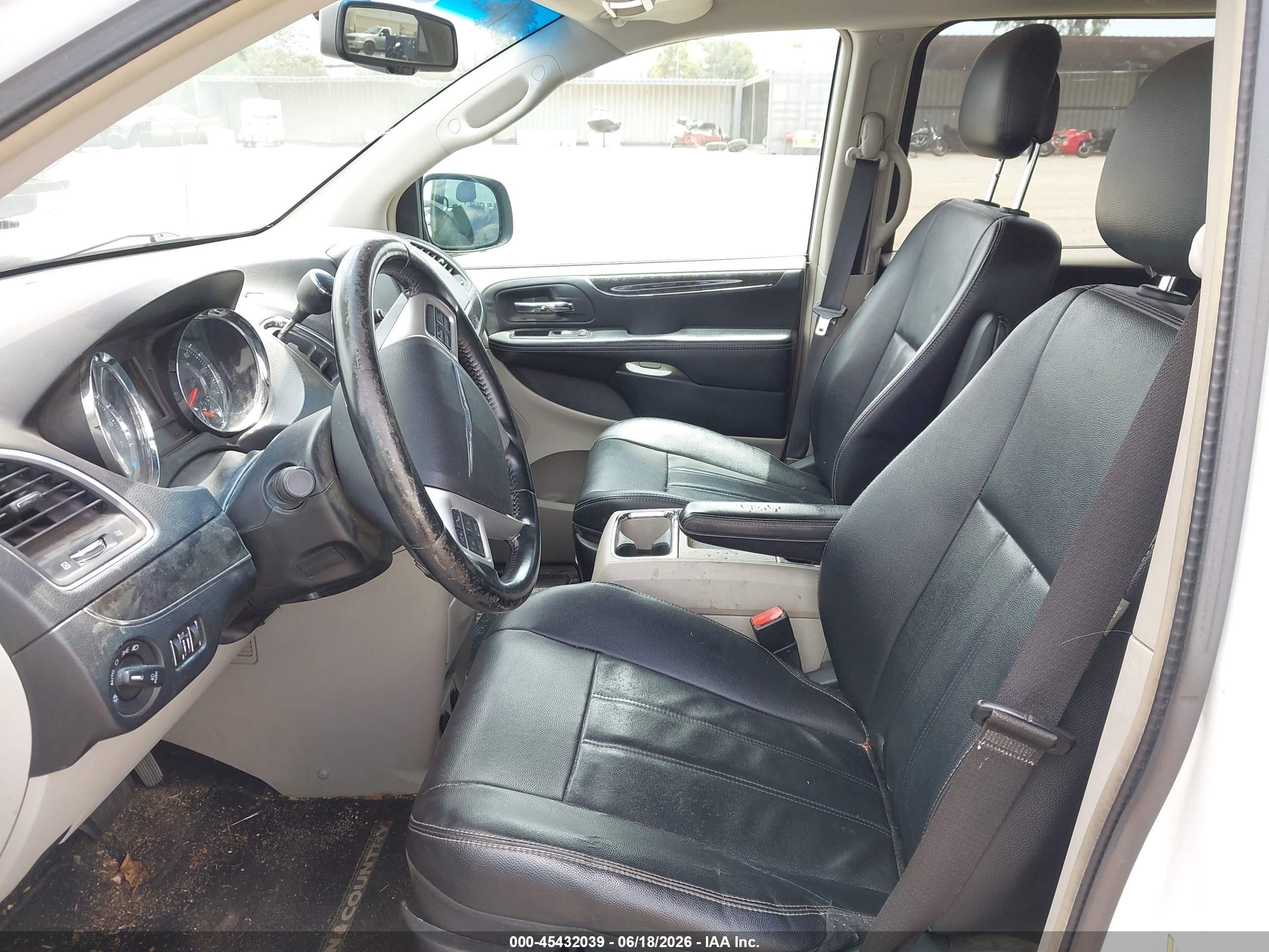 2014 Chrysler Town & Country Touring White vin: 2C4RC1BG2ER325955