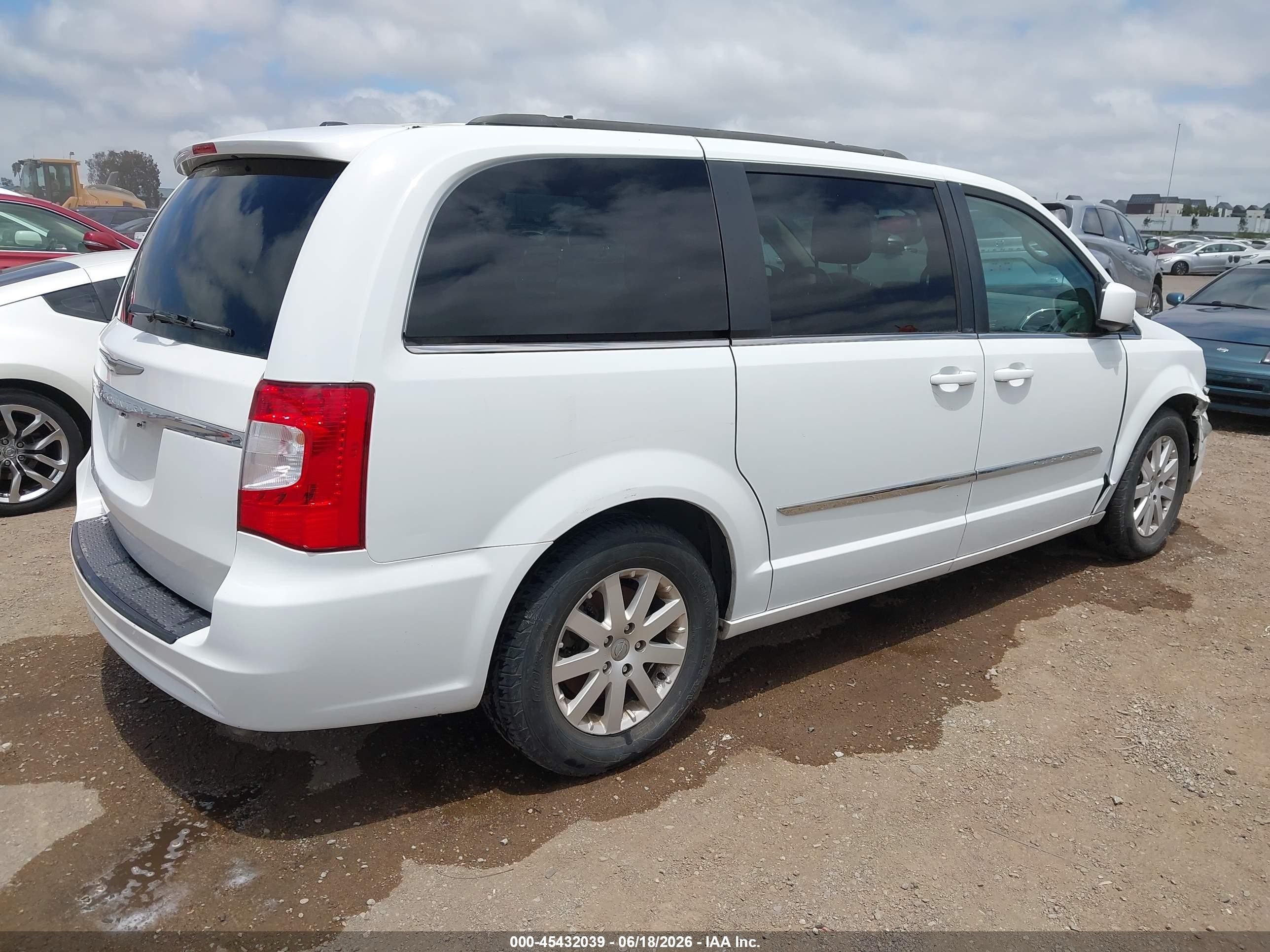 2014 Chrysler Town & Country Touring White vin: 2C4RC1BG2ER325955