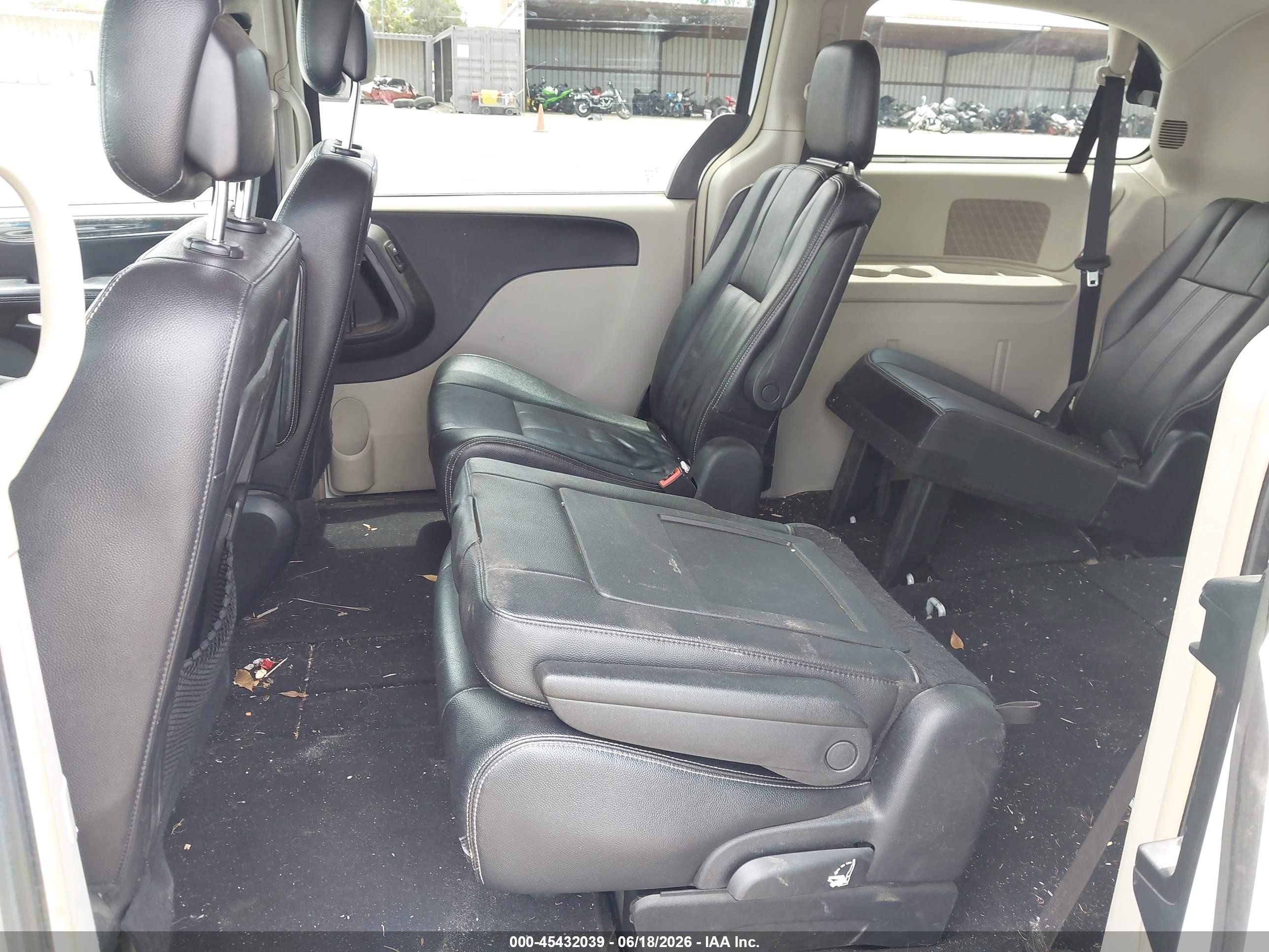2014 Chrysler Town & Country Touring White vin: 2C4RC1BG2ER325955