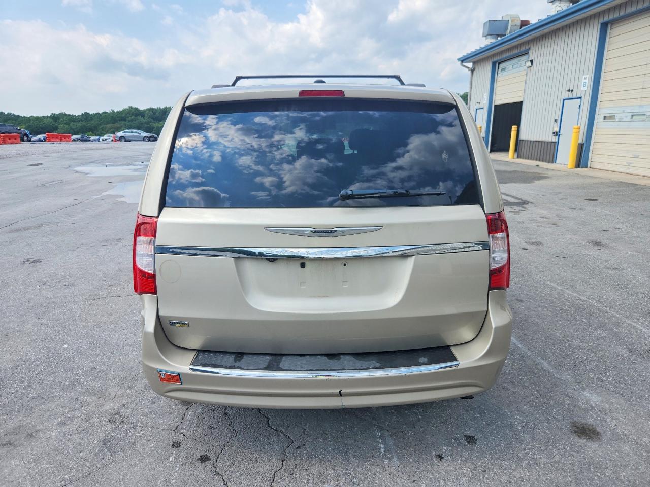 2014 Chrysler Town & Country Touring Cream vin: 2C4RC1BG2ER397710