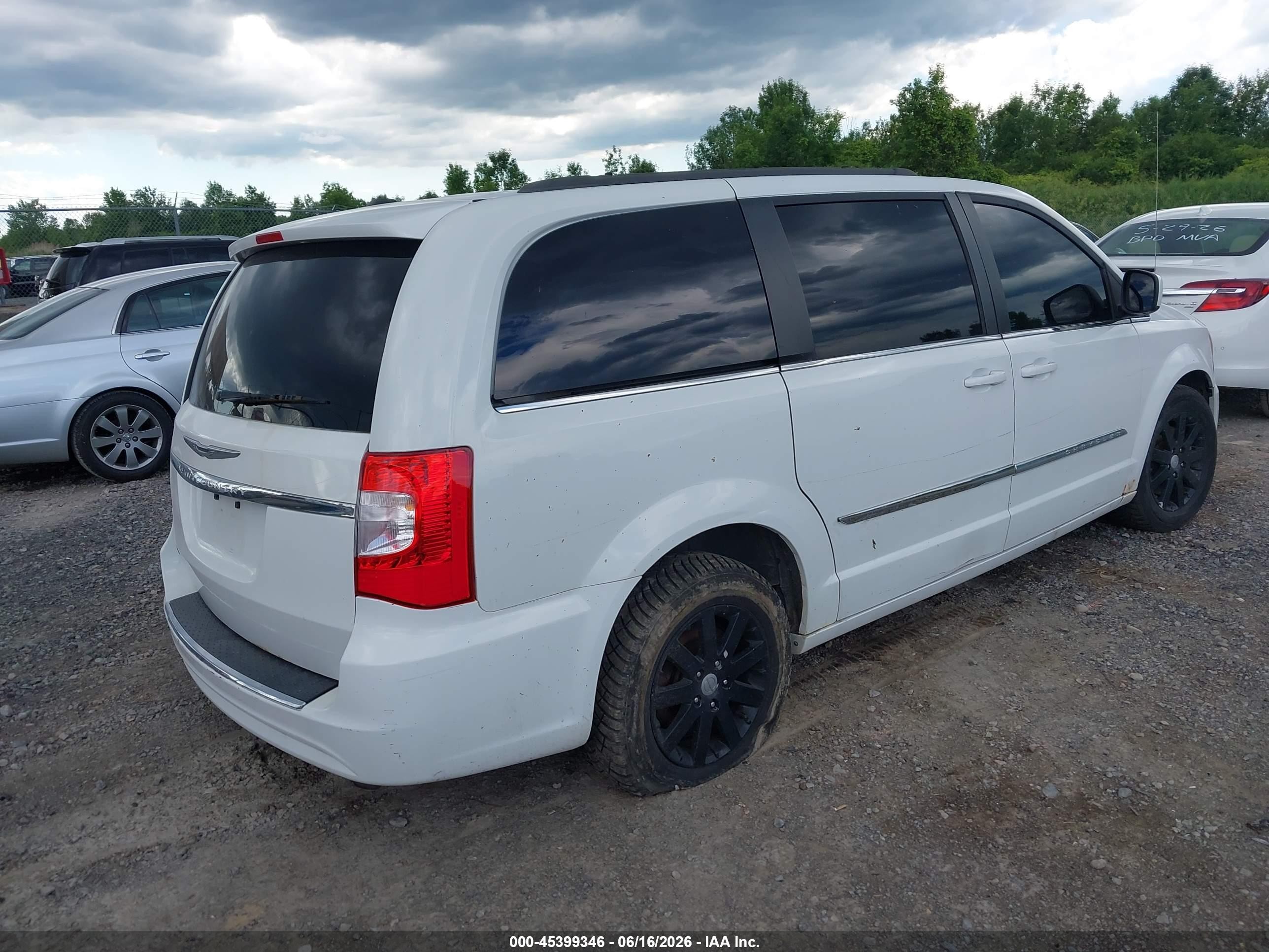 2014 Chrysler Town & Country Touring White vin: 2C4RC1BG2ER433623