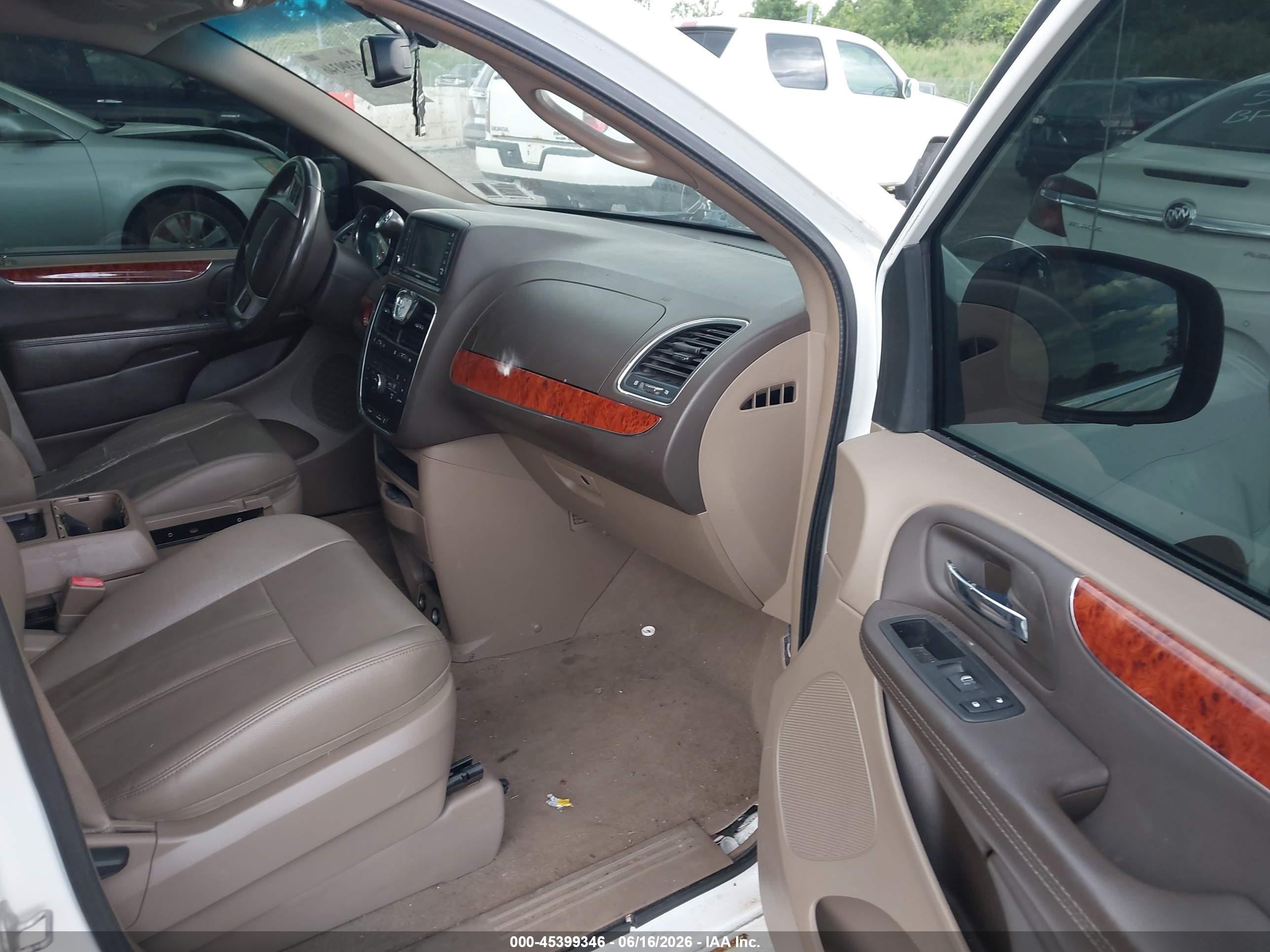 2014 Chrysler Town & Country Touring White vin: 2C4RC1BG2ER433623
