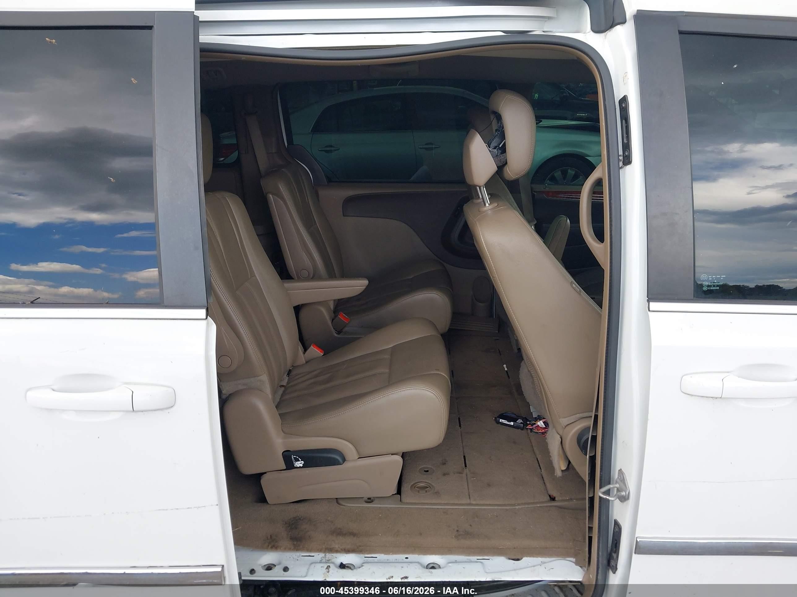 2014 Chrysler Town & Country Touring White vin: 2C4RC1BG2ER433623