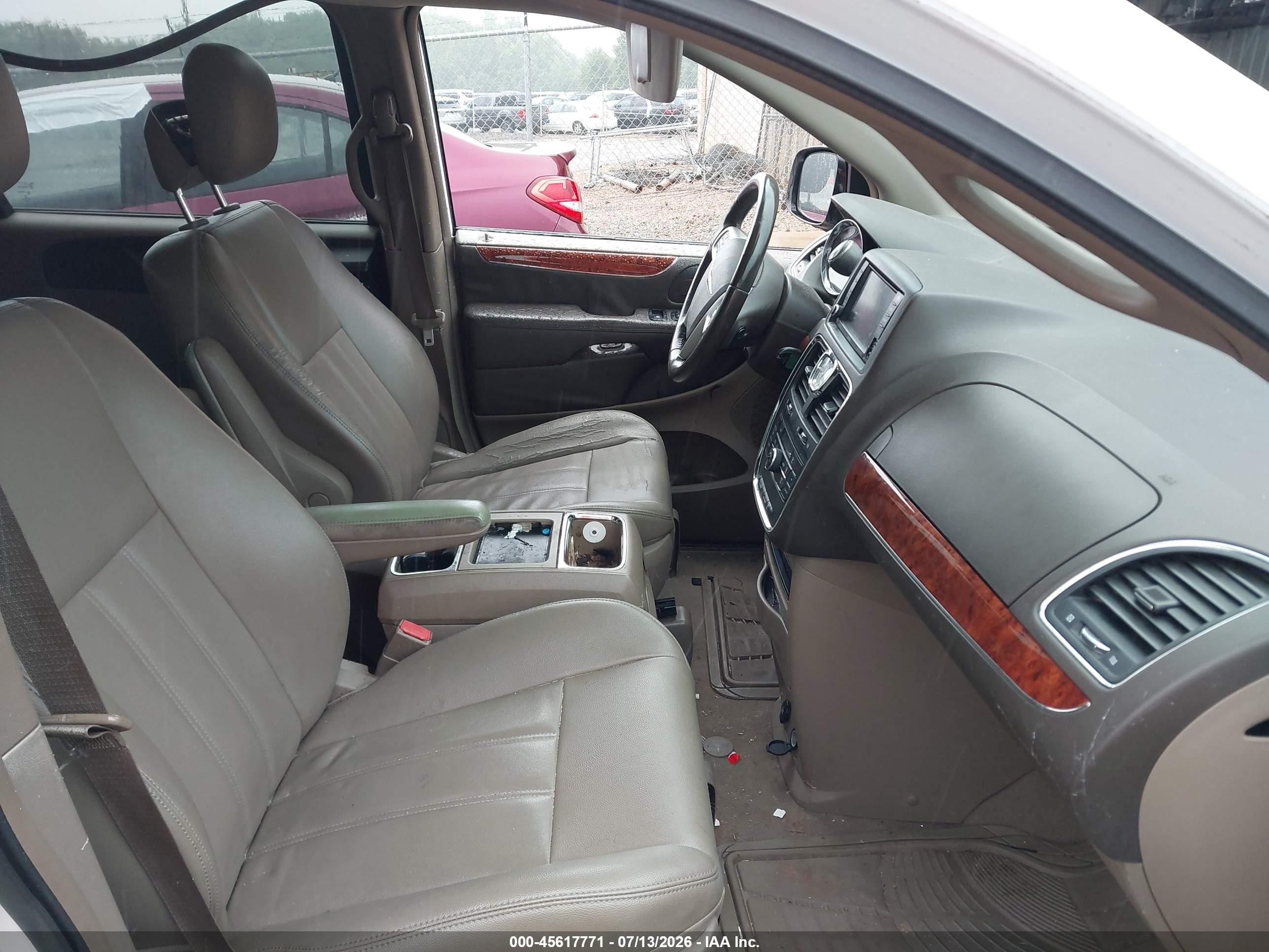 2014 Chrysler Town & Country Touring White vin: 2C4RC1BG2ER439051