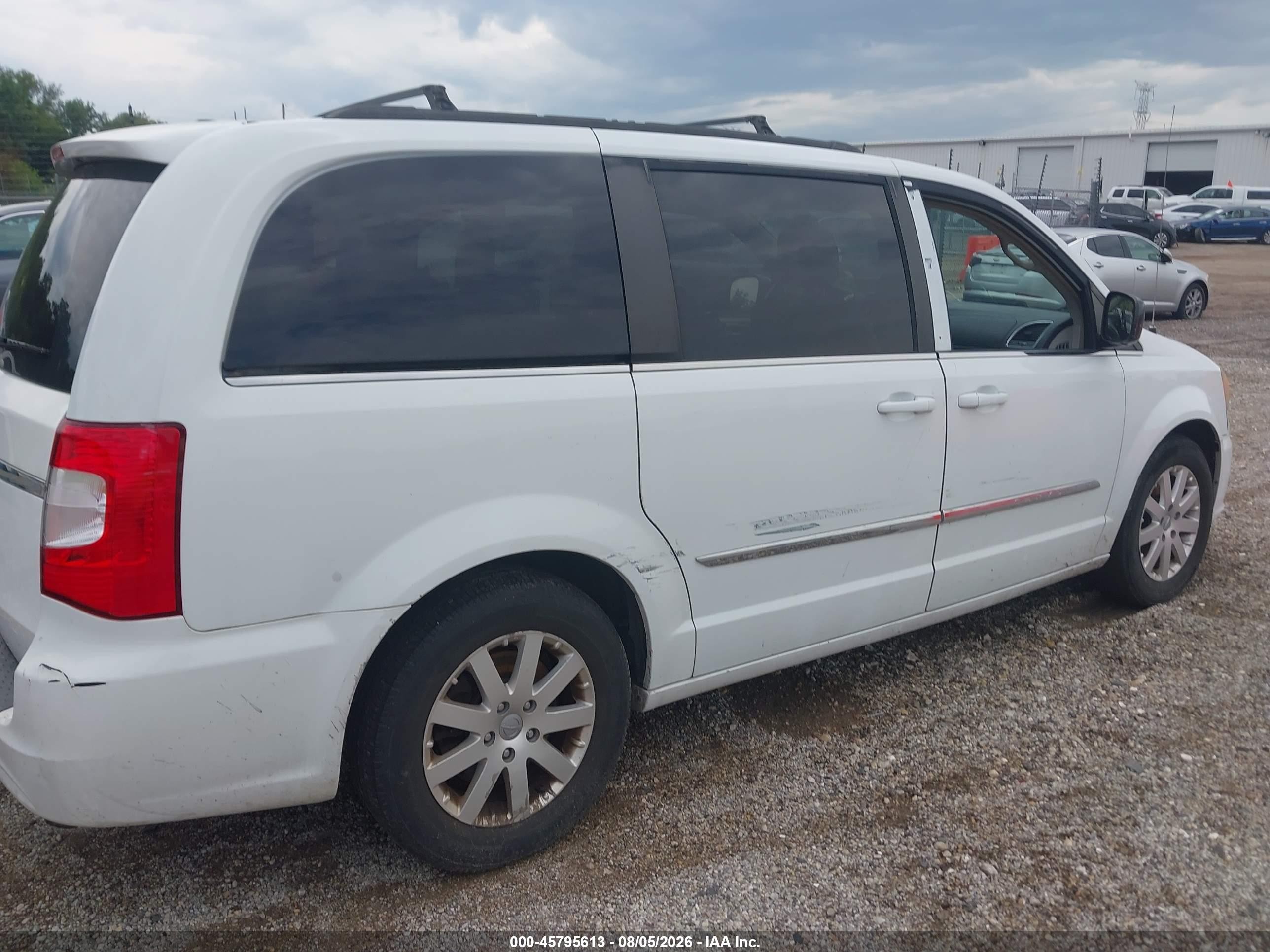 2014 Chrysler Town & Country Touring White vin: 2C4RC1BG2ER442659
