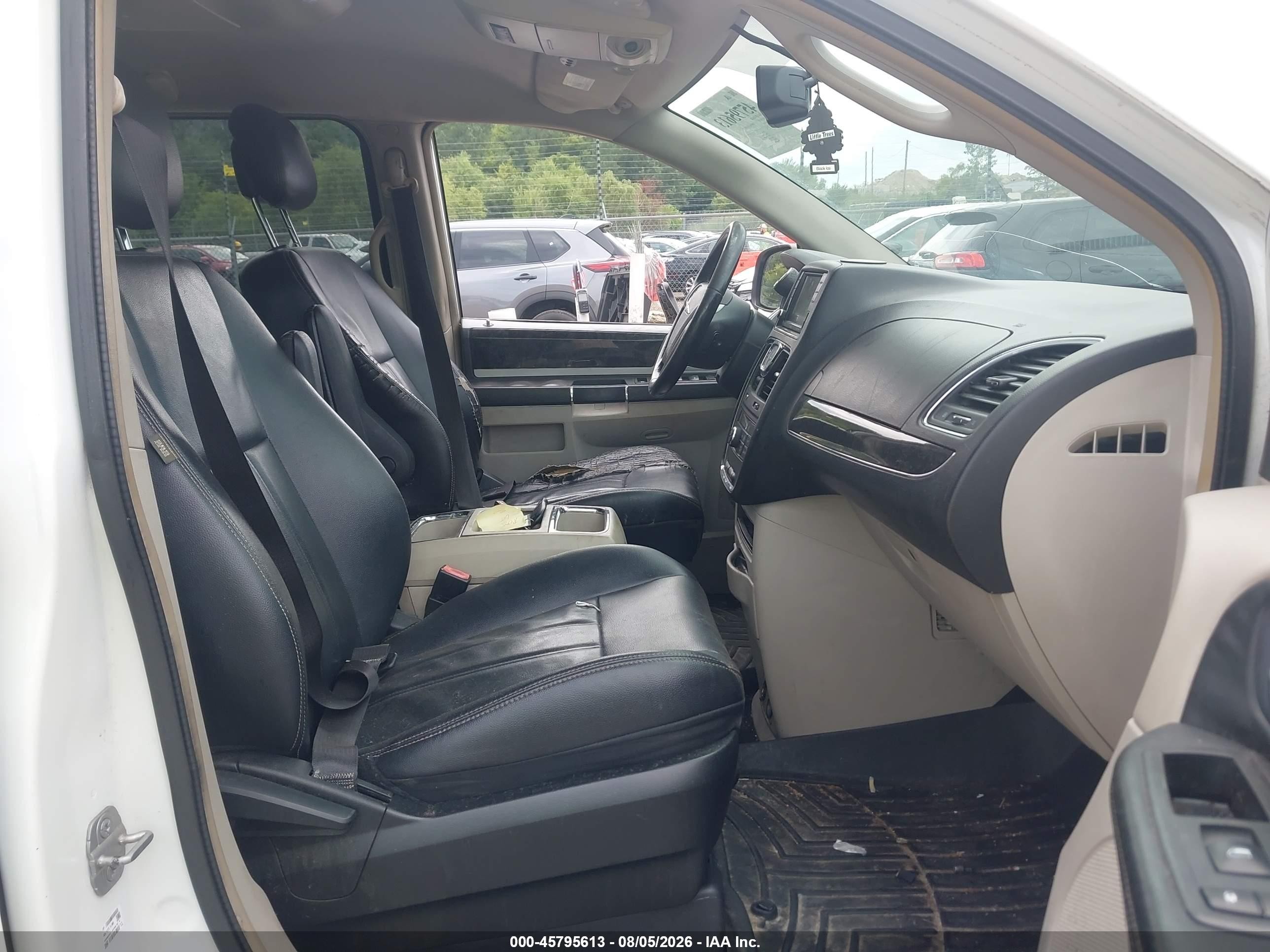 2014 Chrysler Town & Country Touring White vin: 2C4RC1BG2ER442659