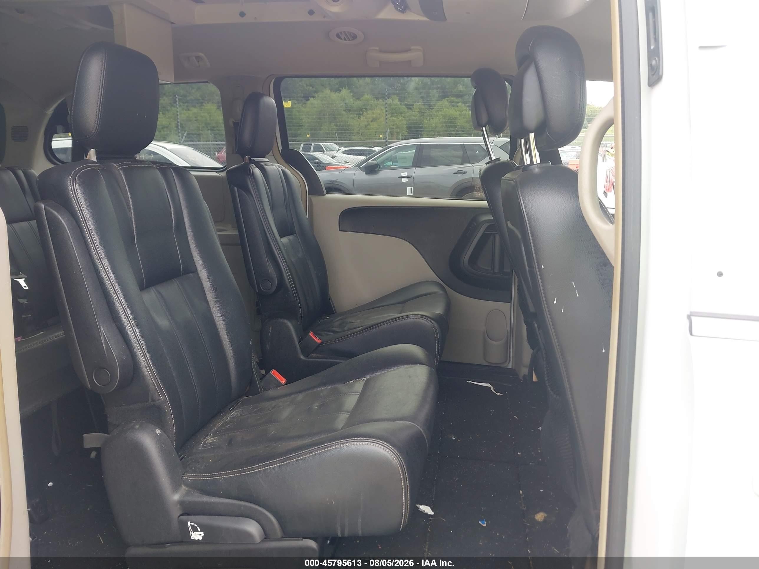 2014 Chrysler Town & Country Touring White vin: 2C4RC1BG2ER442659