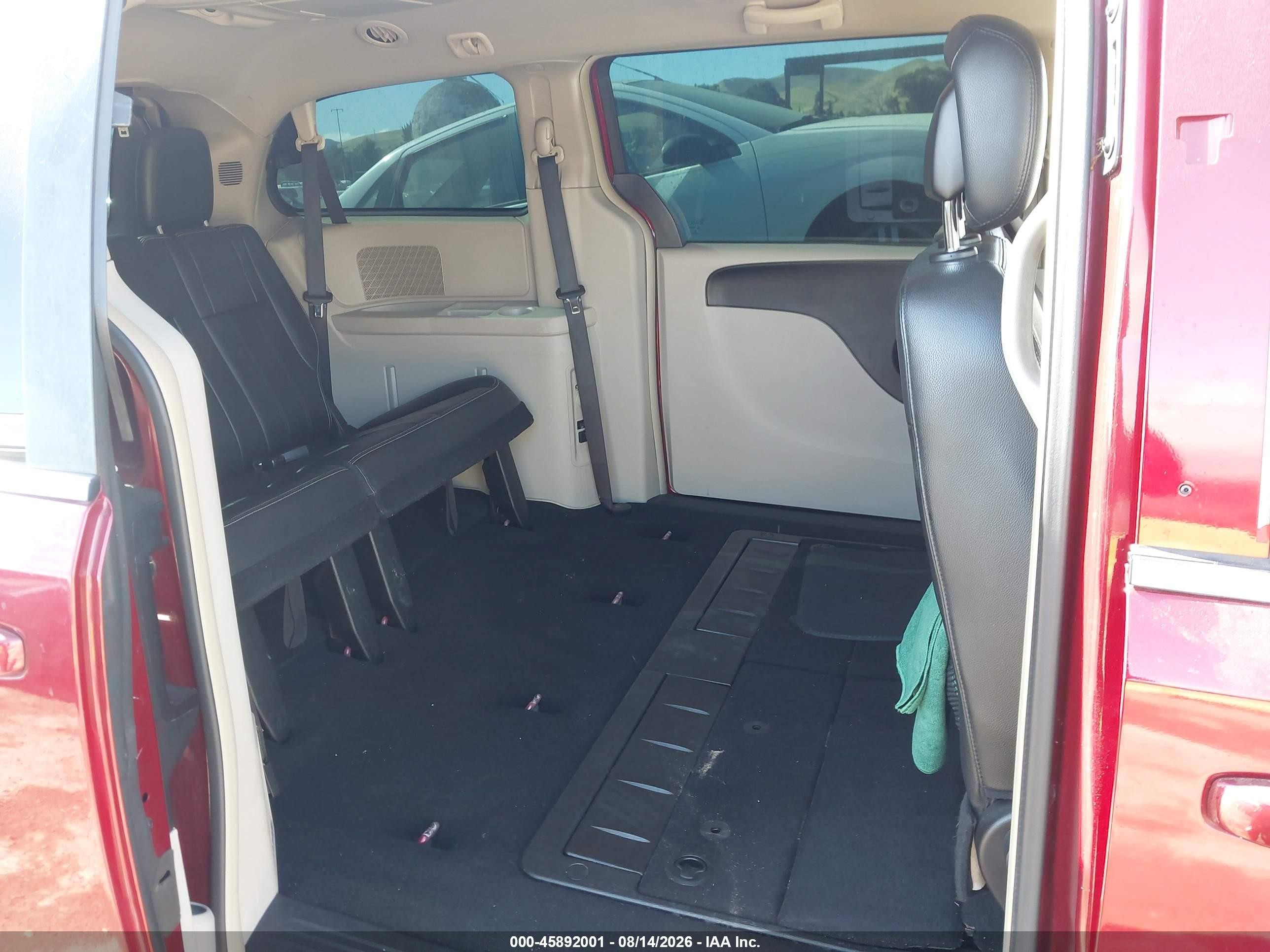 2014 Chrysler Town & Country Touring Red vin: 2C4RC1BG2ER443083