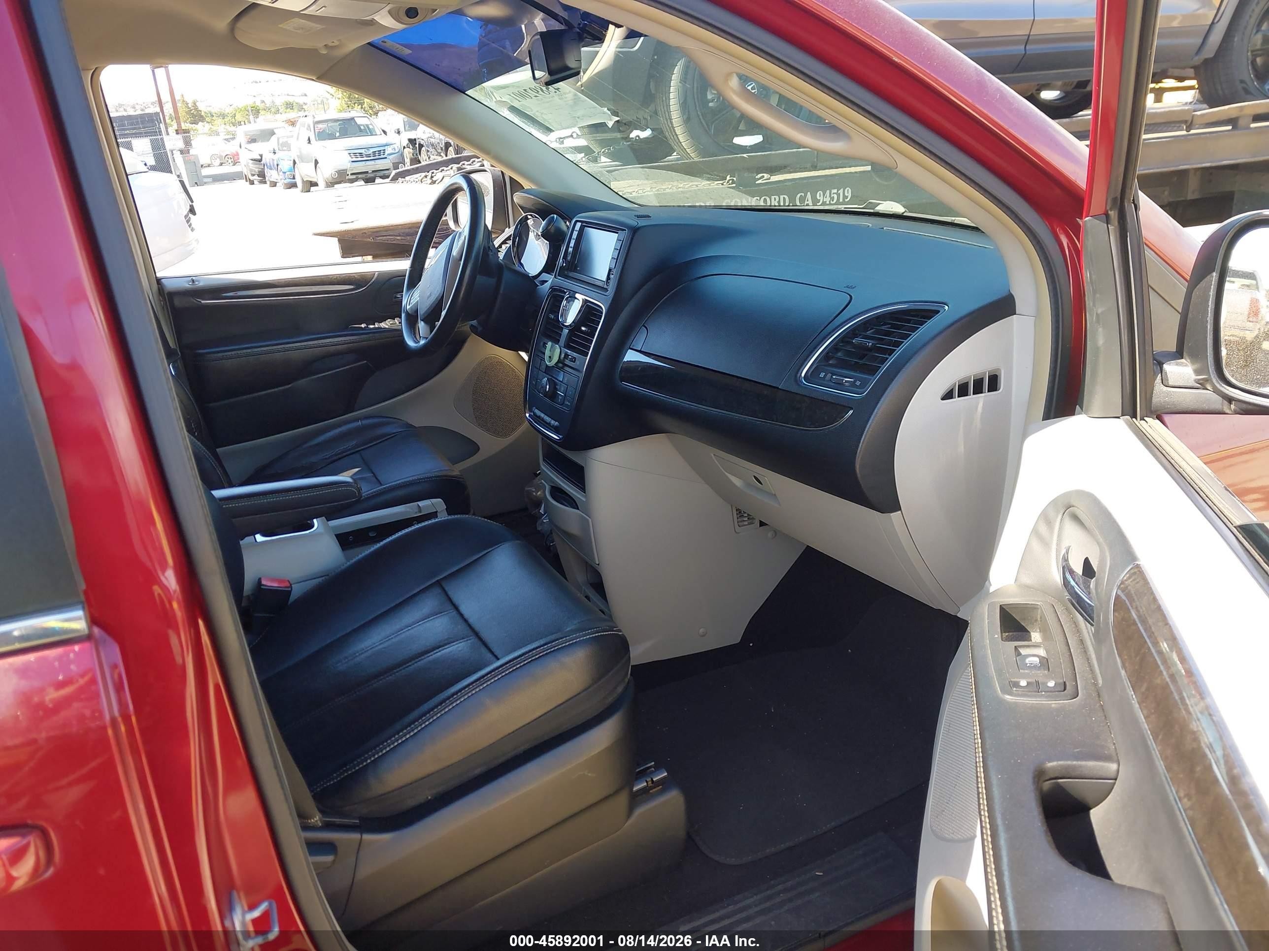 2014 Chrysler Town & Country Touring Red vin: 2C4RC1BG2ER443083