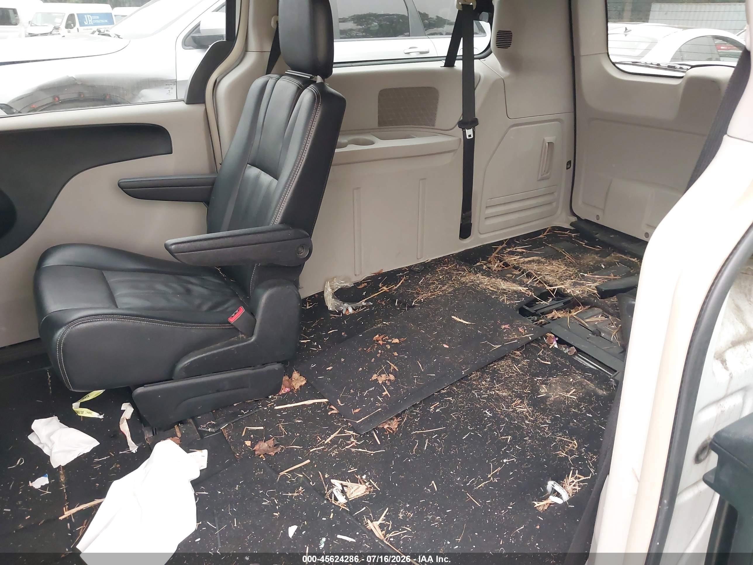 2014 Chrysler Town & Country Touring White vin: 2C4RC1BG2ER446596