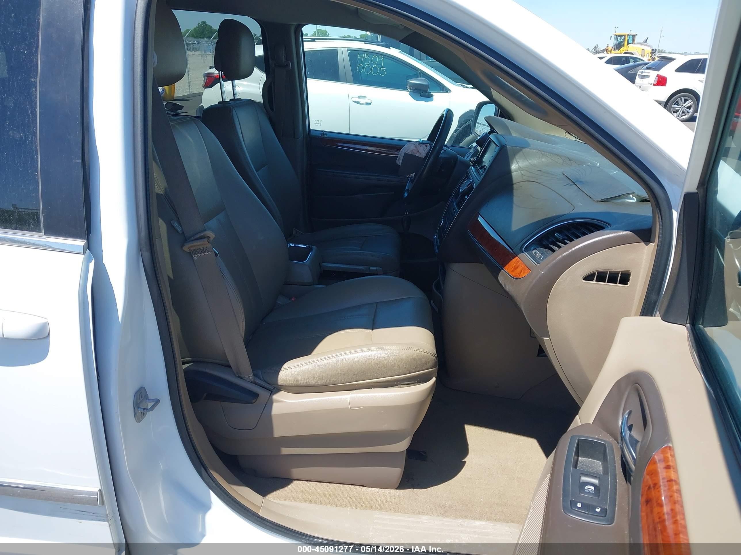 2015 Chrysler Town & Country Touring White vin: 2C4RC1BG2FR552676