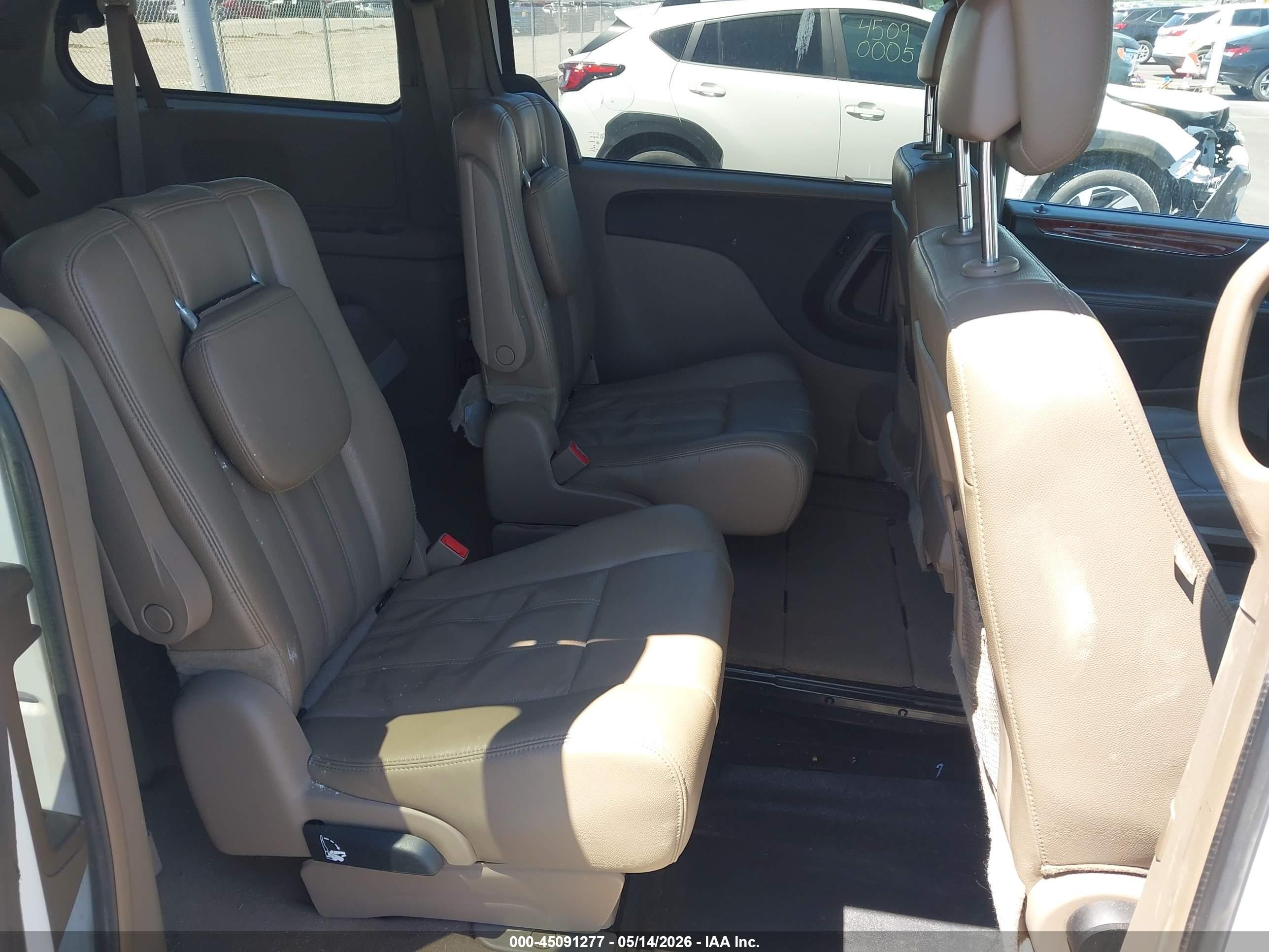 2015 Chrysler Town & Country Touring White vin: 2C4RC1BG2FR552676