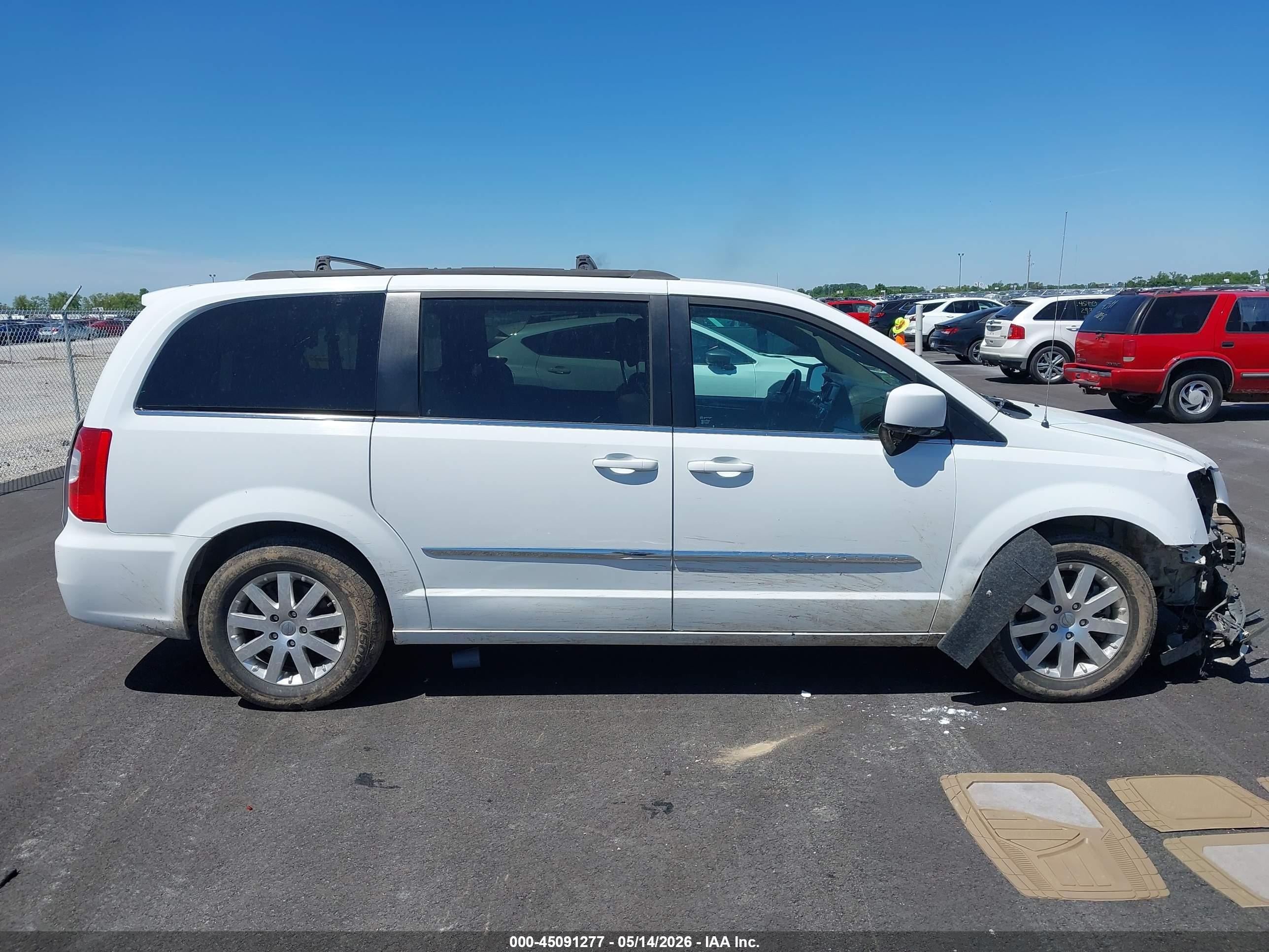 2015 Chrysler Town & Country Touring White vin: 2C4RC1BG2FR552676