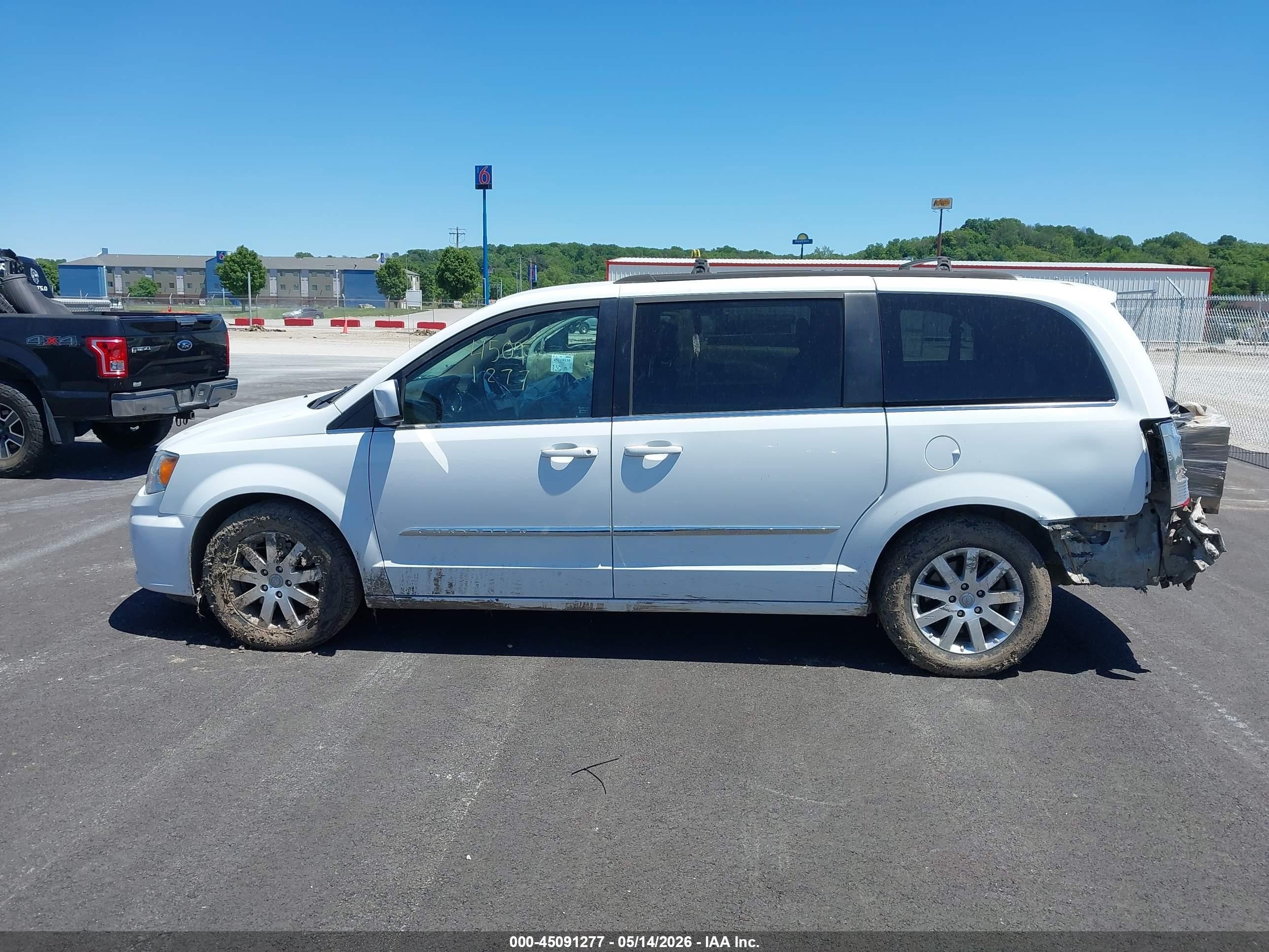 2015 Chrysler Town & Country Touring White vin: 2C4RC1BG2FR552676