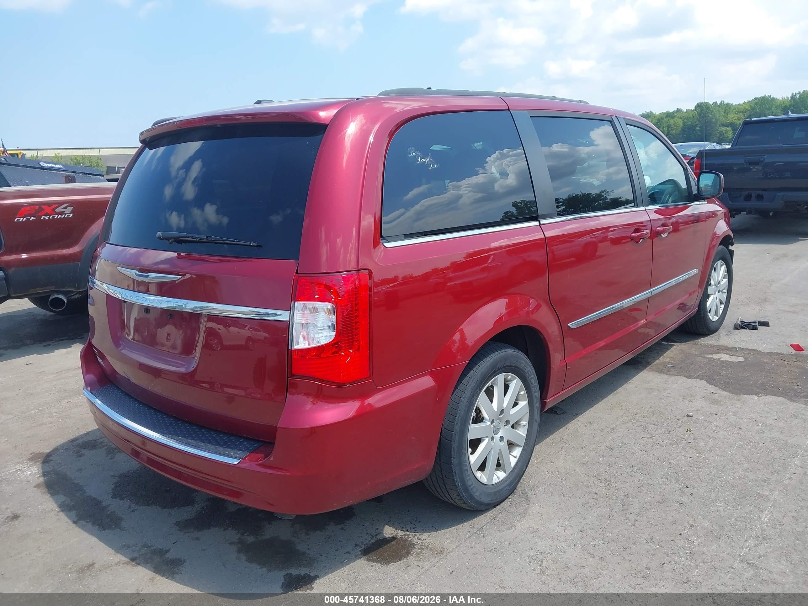 2015 Chrysler Town & Country Touring Red vin: 2C4RC1BG2FR571048