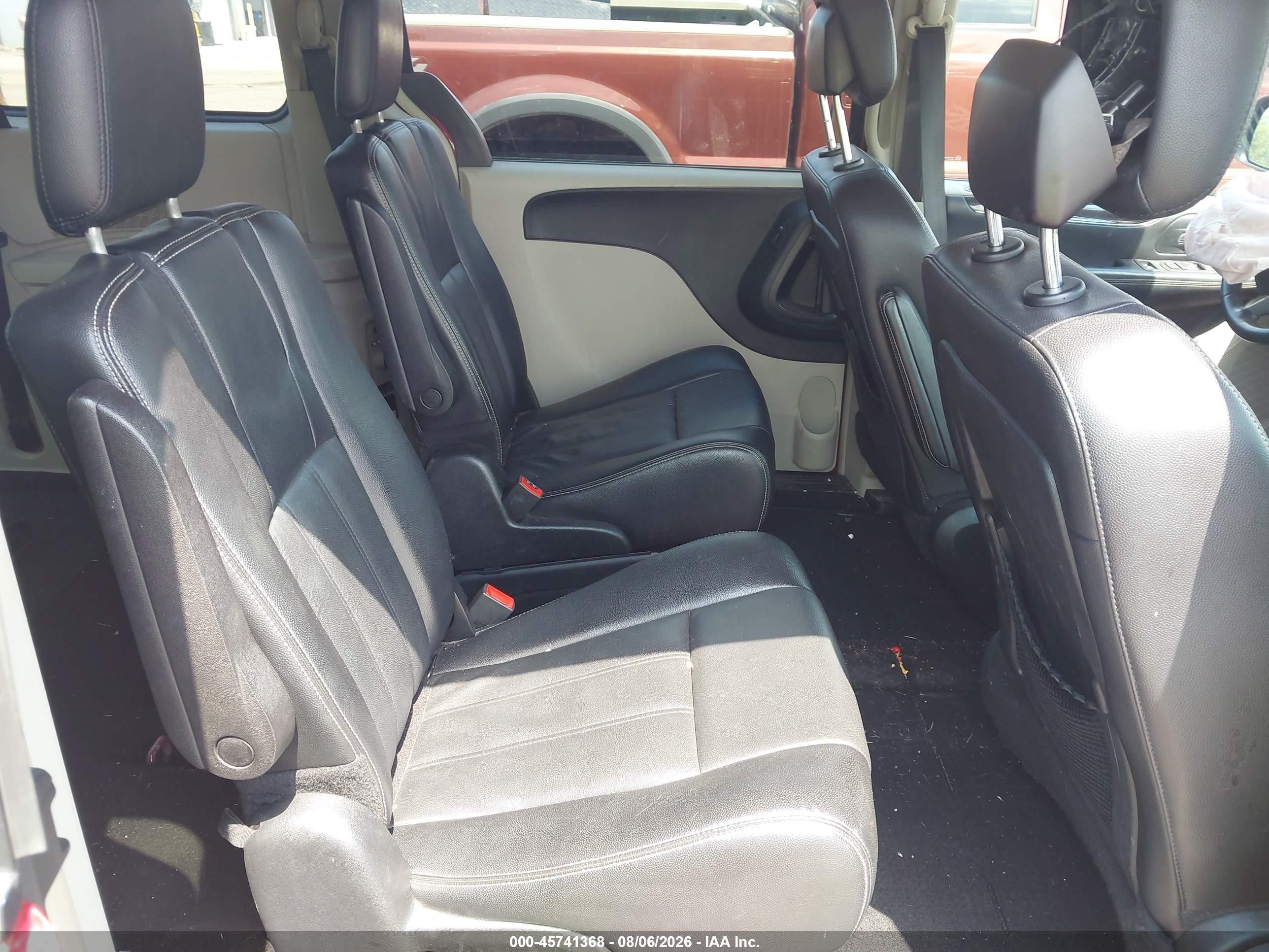 2015 Chrysler Town & Country Touring Red vin: 2C4RC1BG2FR571048