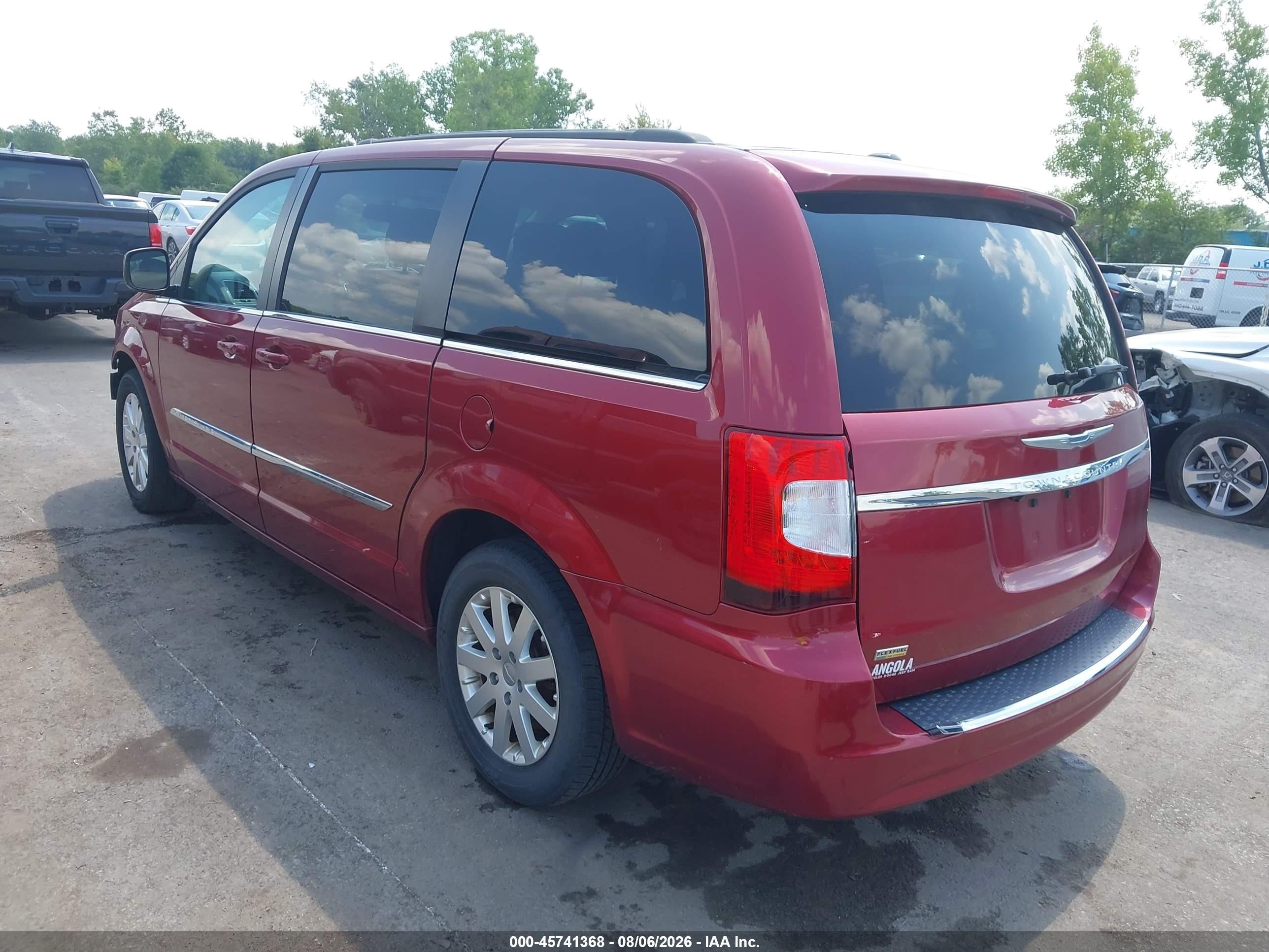 2015 Chrysler Town & Country Touring Red vin: 2C4RC1BG2FR571048