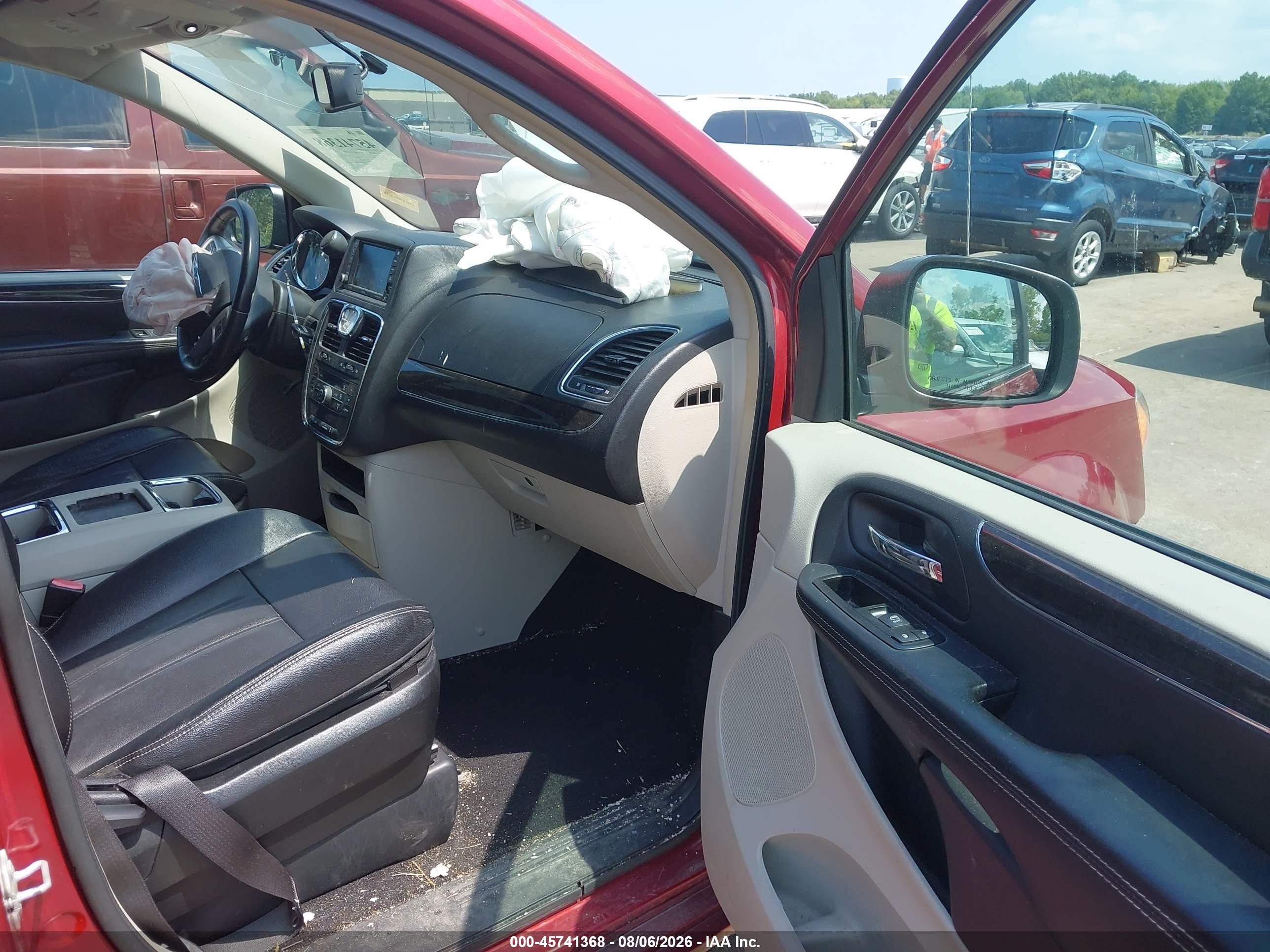 2015 Chrysler Town & Country Touring Red vin: 2C4RC1BG2FR571048