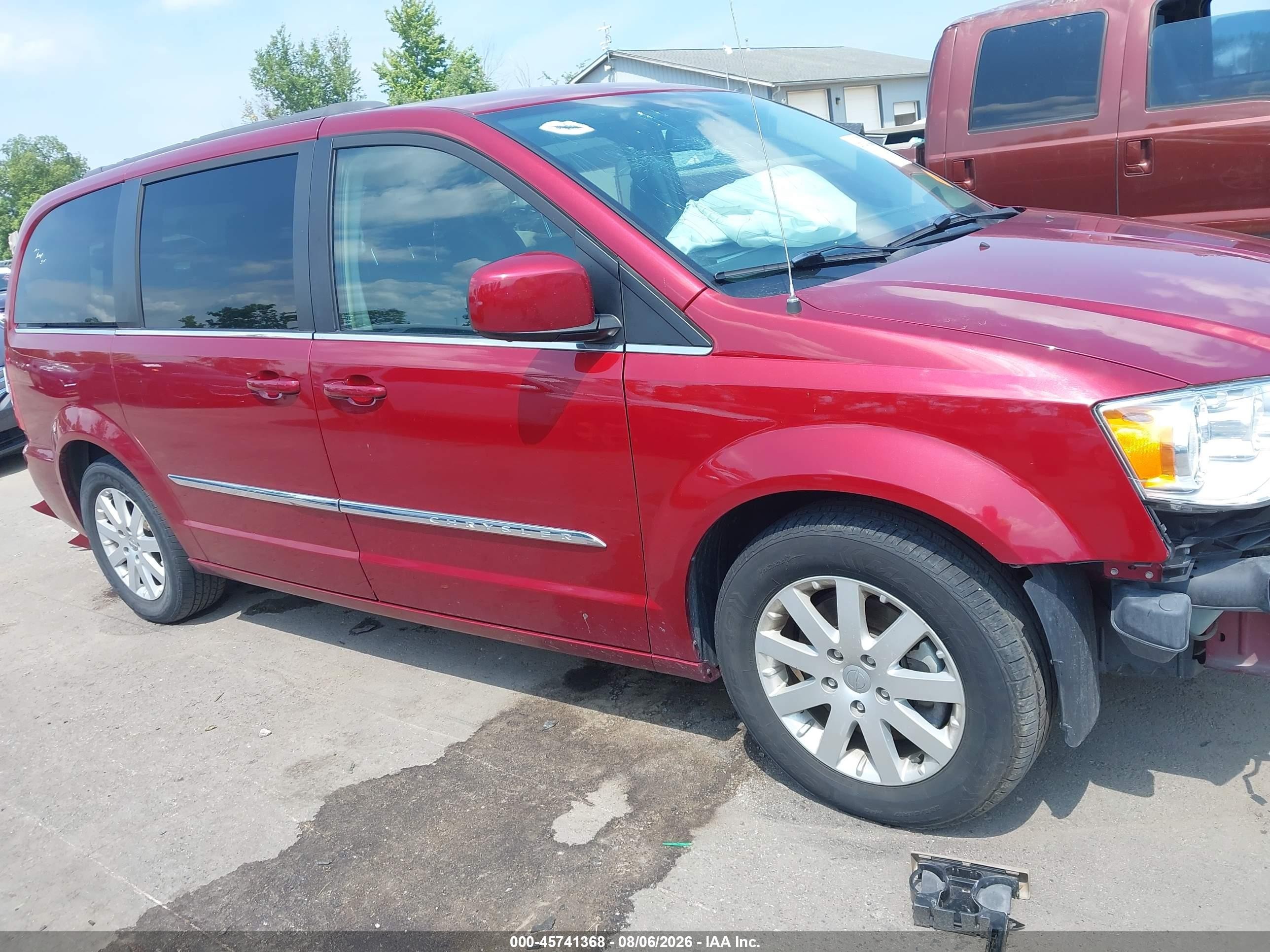2015 Chrysler Town & Country Touring Red vin: 2C4RC1BG2FR571048